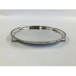 AN ANTIQUE SILVER CIRCULAR SALVER, BIRMINGHAM ASSAY D 20.5CM.