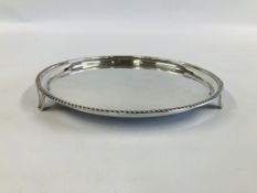 AN ANTIQUE SILVER CIRCULAR SALVER, BIRMINGHAM ASSAY D 20.5CM.