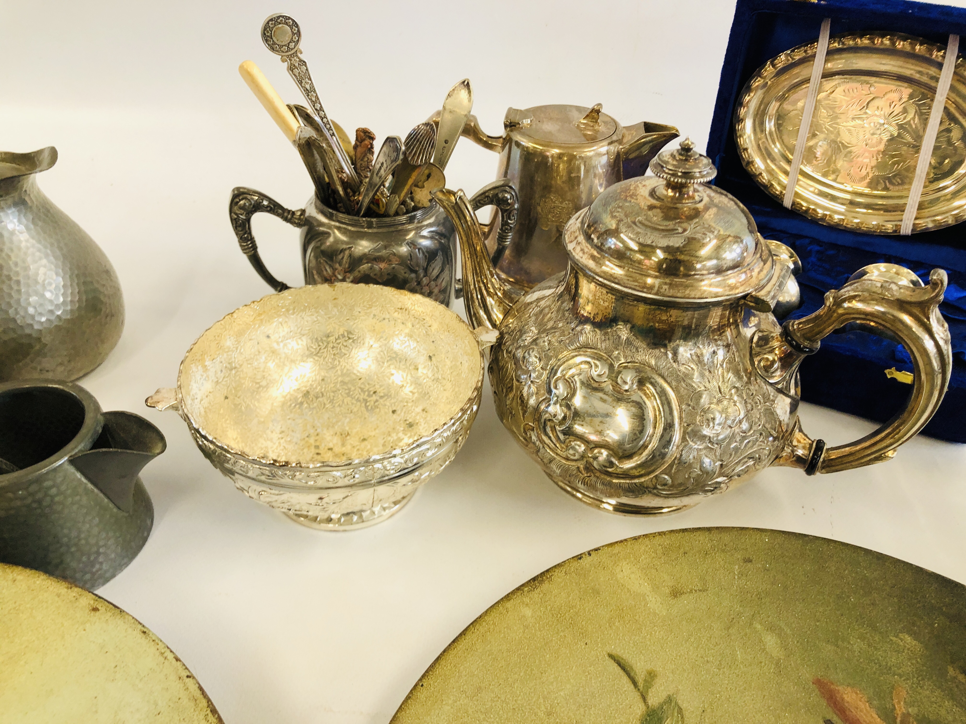 A BOX OF ASSORTED PLATED WARES ALONG WITH A BOX OF PEWTER WARES TO INCLUDE MINIATURE EXAMPLES. - Image 7 of 11