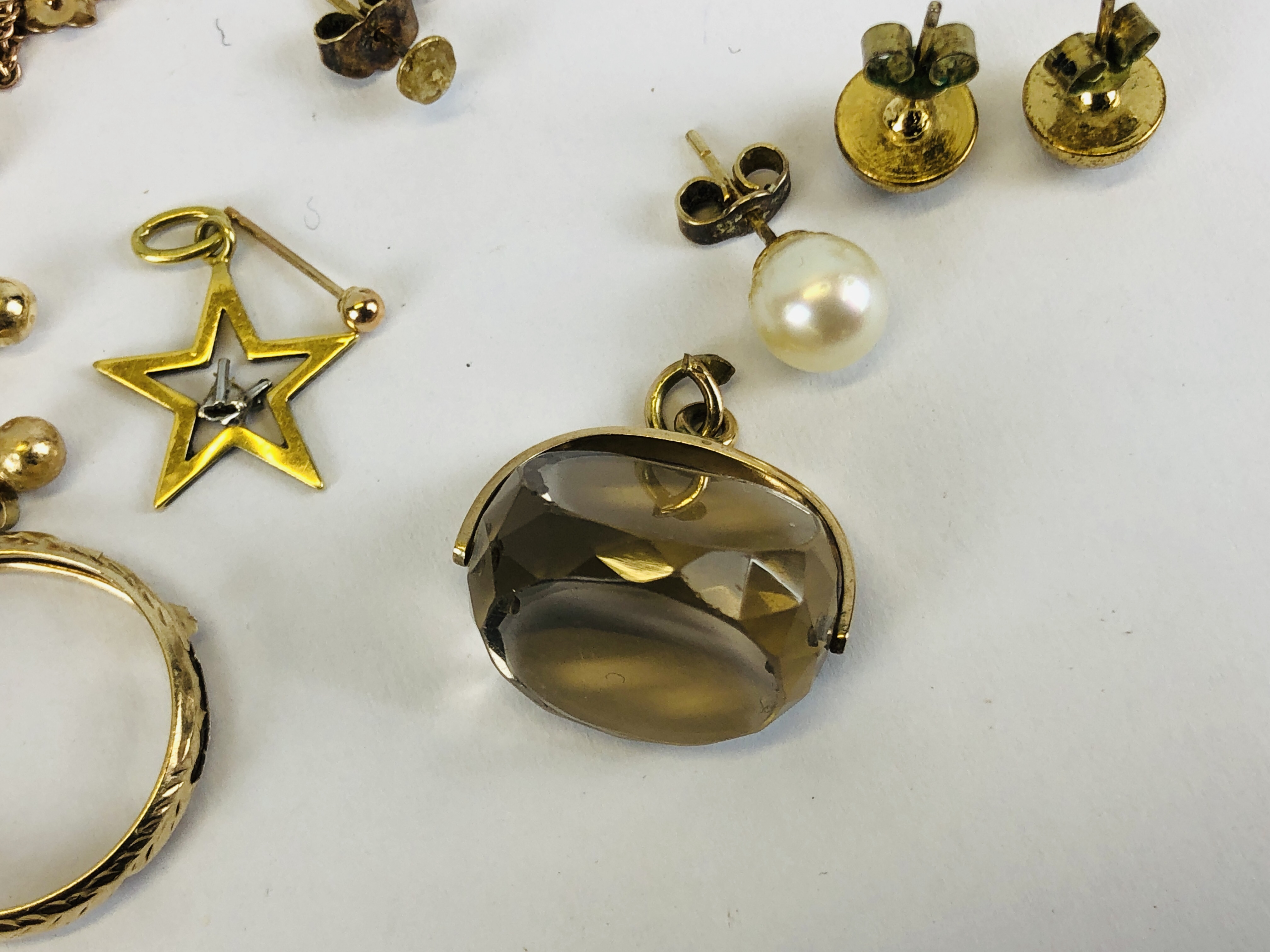 A COLLECTION OF YELLOW METAL & 9CT GOLD STUD & HOOP EARRINGS, RING & PENDANT ETC. - Image 8 of 12
