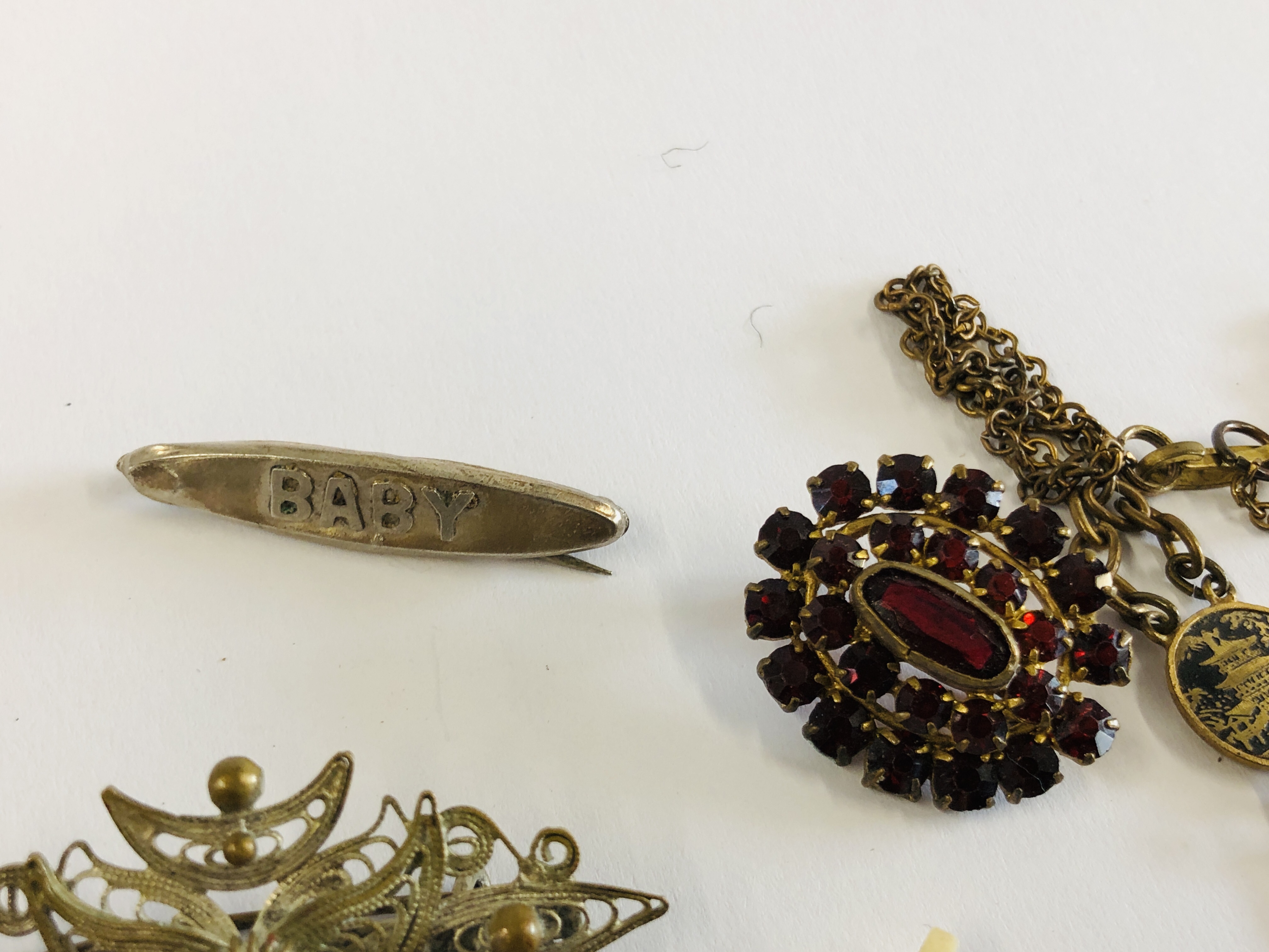 A GROUP OF ASSORTED VINTAGE BROOCHES AND JEWELLERY TO INCLUDE A HORN DRAGONFLY ETC. - Image 6 of 9