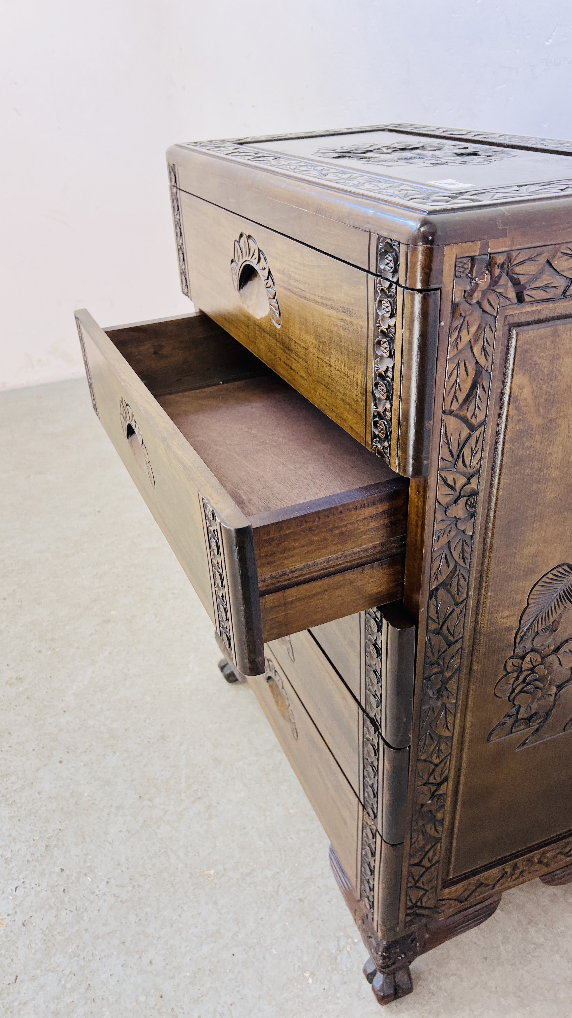 A 5 DRAWER HARDWOOD CHEST WITH A PAIR OF STALKS CARVED TO TOP AND FLORAL DECORATION CARVING - W - Image 10 of 11