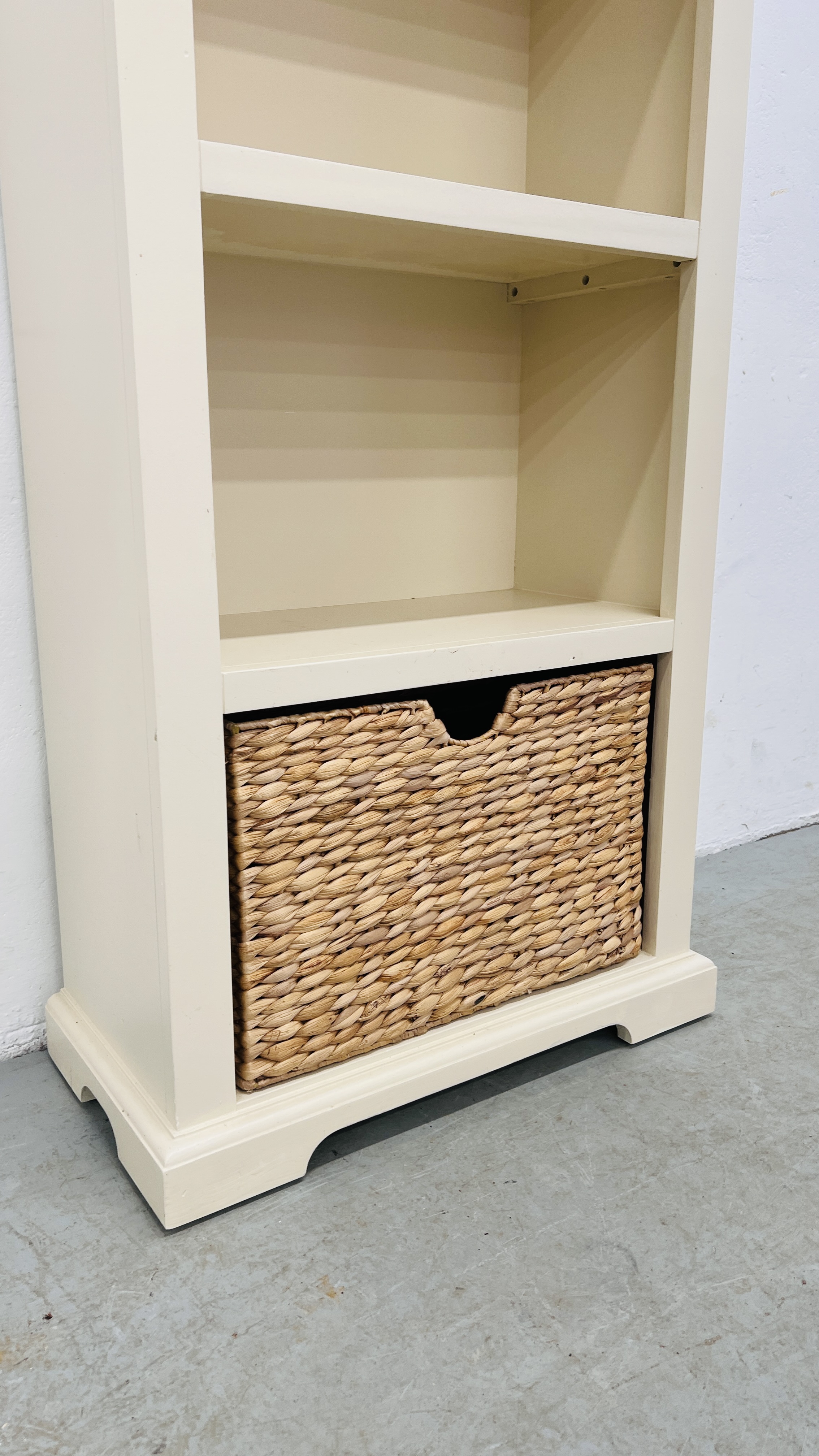 MODERN WHITE FINISH FULL HEIGHT OPEN BOOKSHELF WITH BASKET DRAWER TO BASE - W 60CM X D 30CM X H - Image 2 of 6