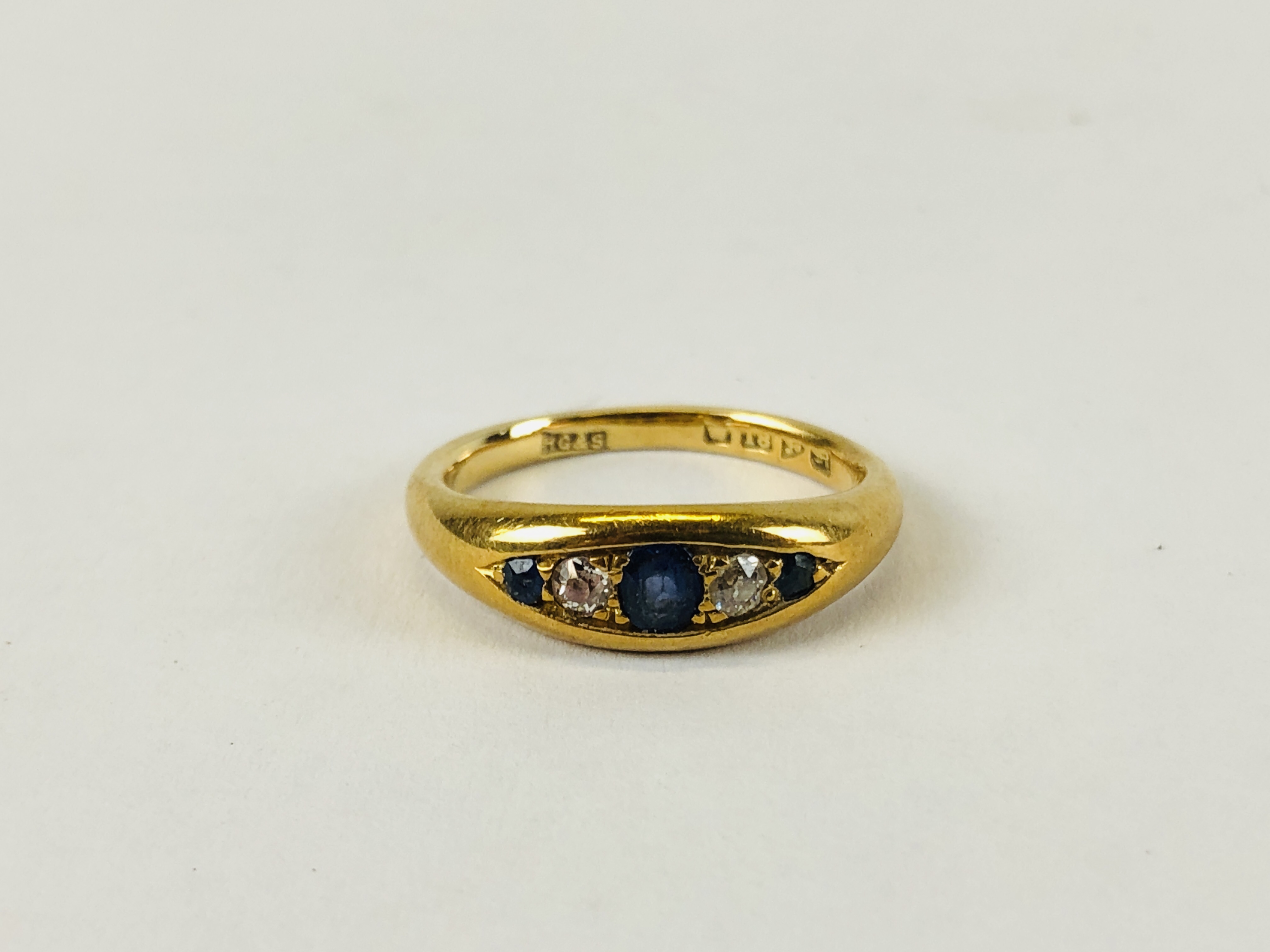 AN ANTIQUE 18CT GOLD DIAMOND AND SAPPHIRE GYPSY RING. - Image 5 of 12