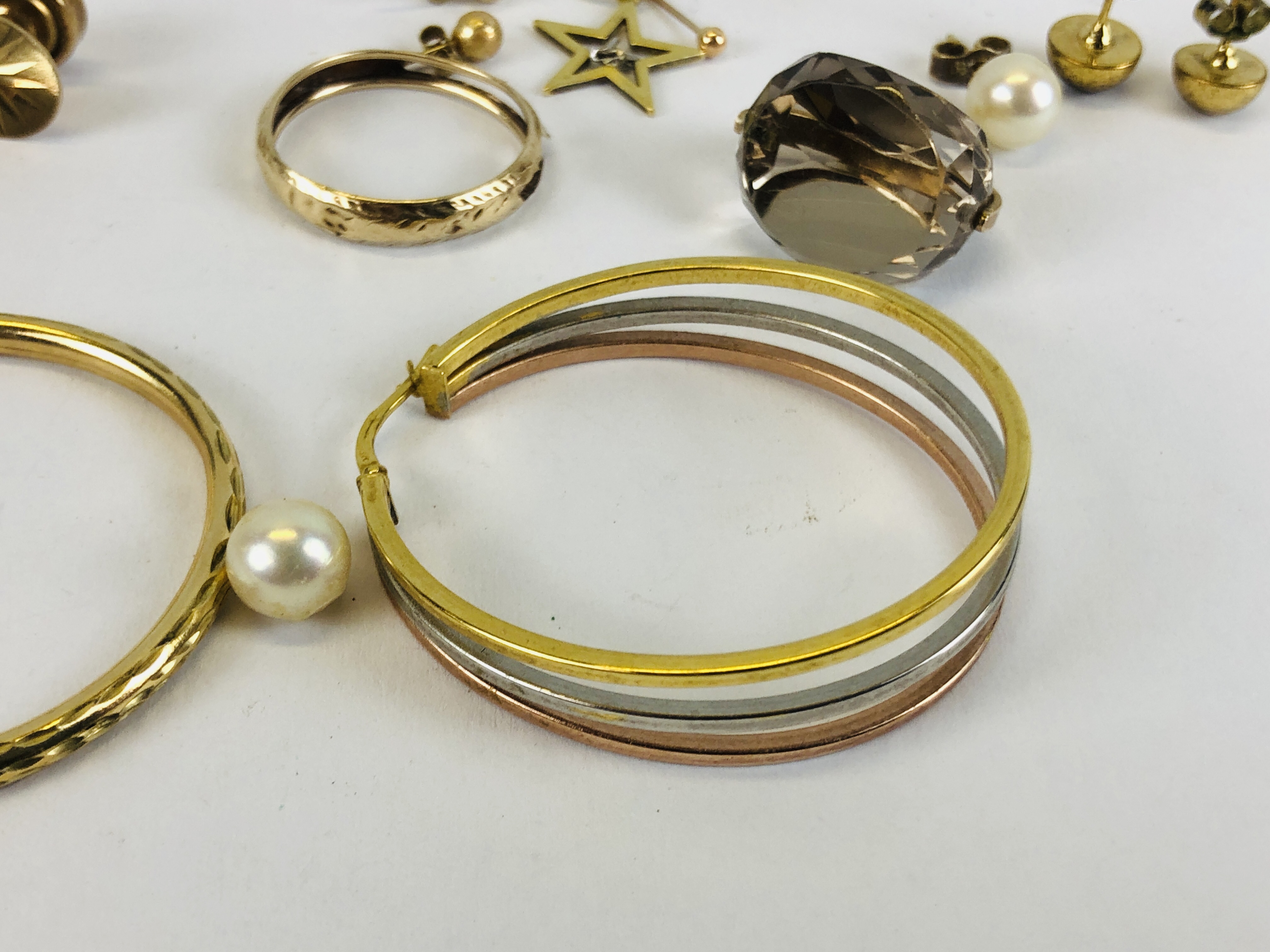 A COLLECTION OF YELLOW METAL & 9CT GOLD STUD & HOOP EARRINGS, RING & PENDANT ETC. - Image 6 of 12