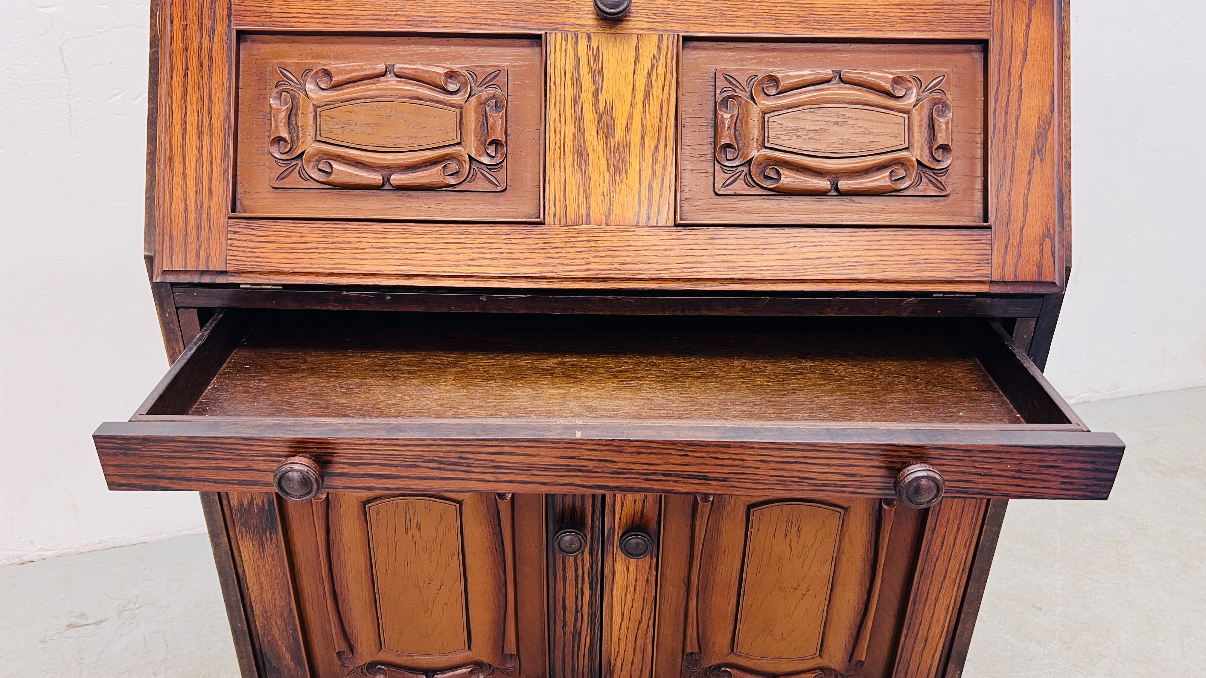 A MODERN FALLING FRONT OAK BUREAU WITH LINEN FOLD DETAIL W 86CM X D 46CM. - Image 6 of 7