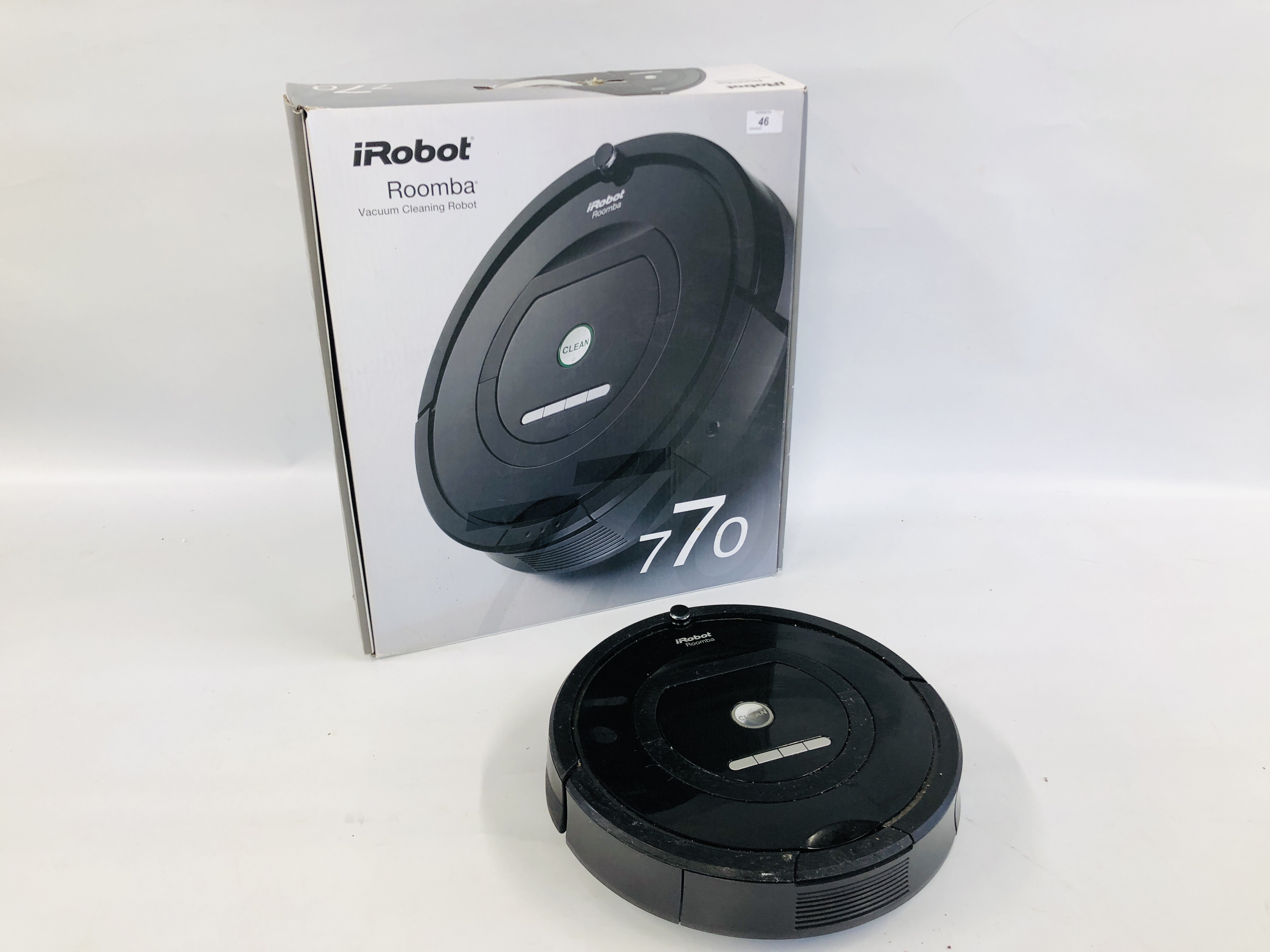 AN iROBOT ROOMBA VACUUM CLEANING ROBOT COMPLETE WITH CHARGER AND ORIGINAL BOX - BATTERY REQUIRES