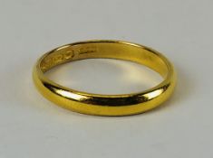 A 22CT GOLD WEDDING BAND.