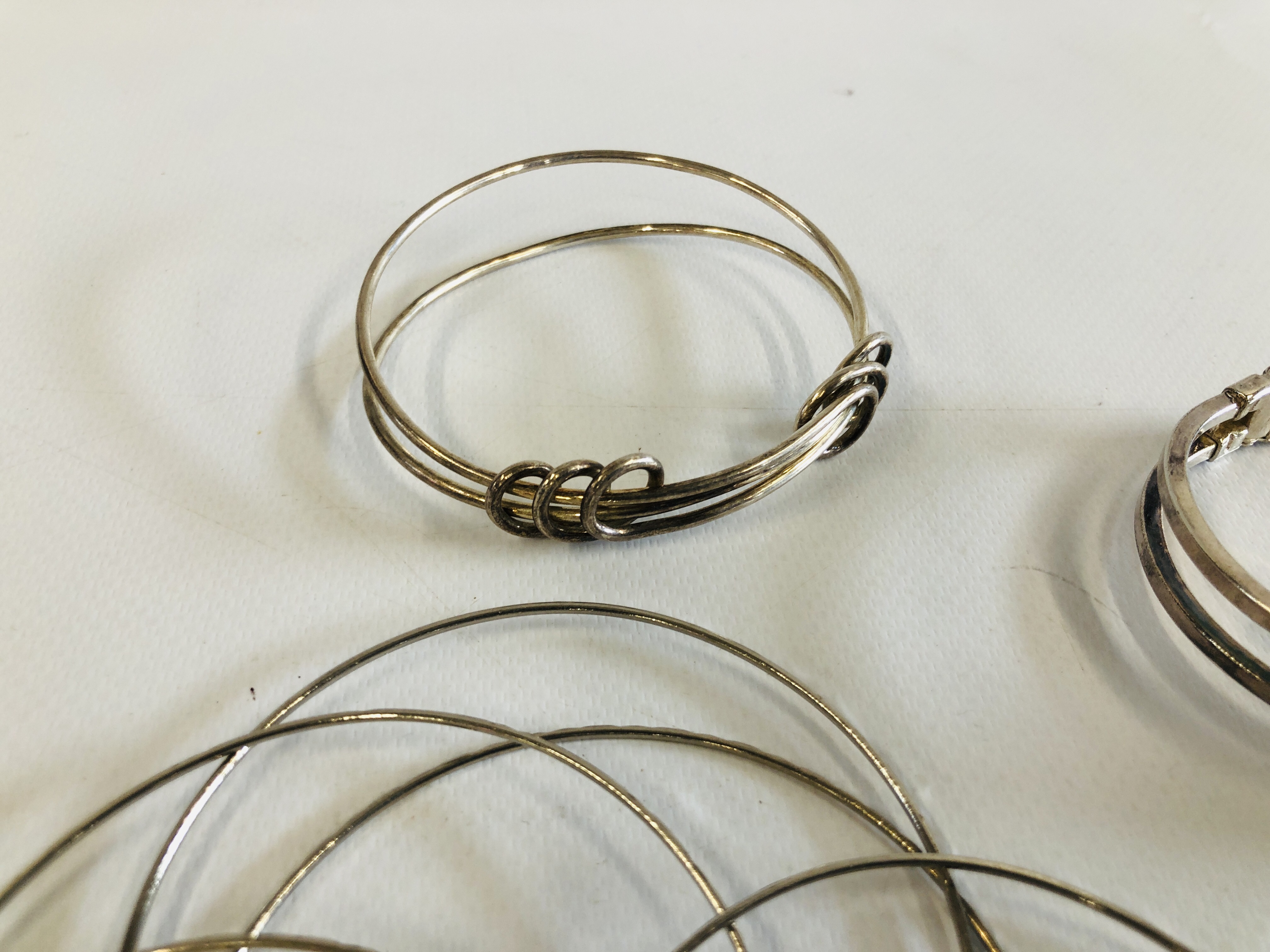 A GROUP OF ASSORTED WHITE METAL AND SILVER JEWELLERY BRACELETS, NECKLACES AND EARRINGS. - Image 5 of 12