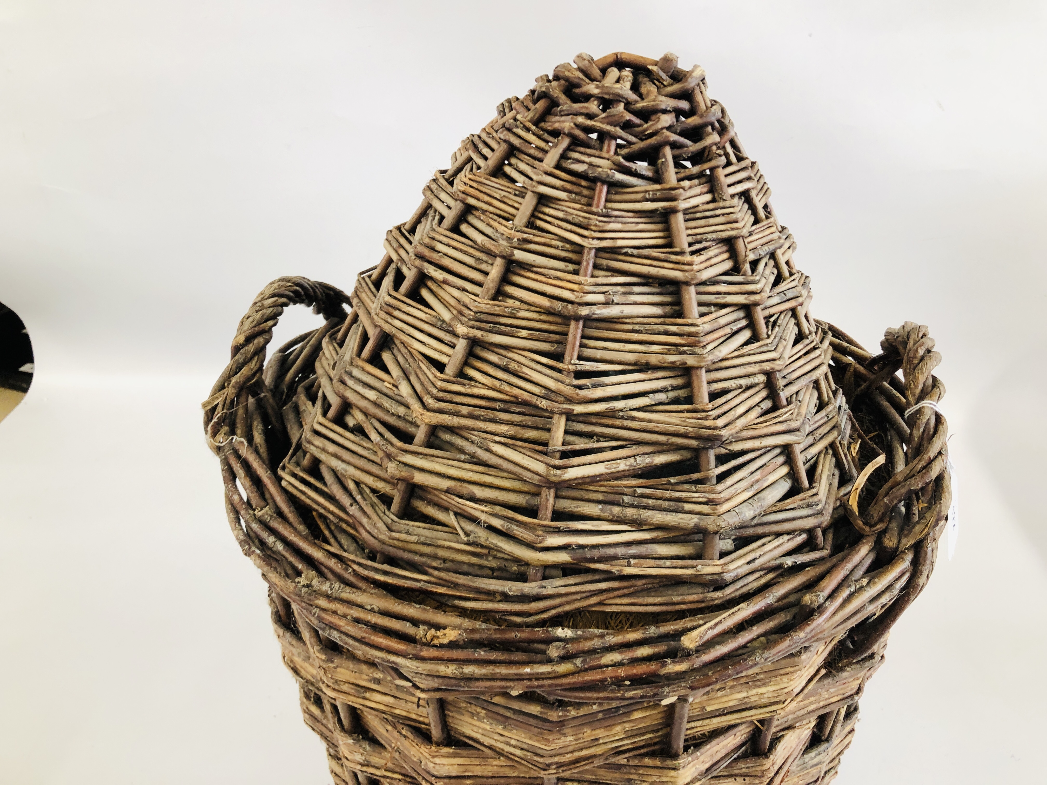 A VINTAGE GLASS DEMIJOHN IN ORIGINAL FITTED TWO HANDLED WICKER BASKET AND COVER - H 60CM. - Image 2 of 5