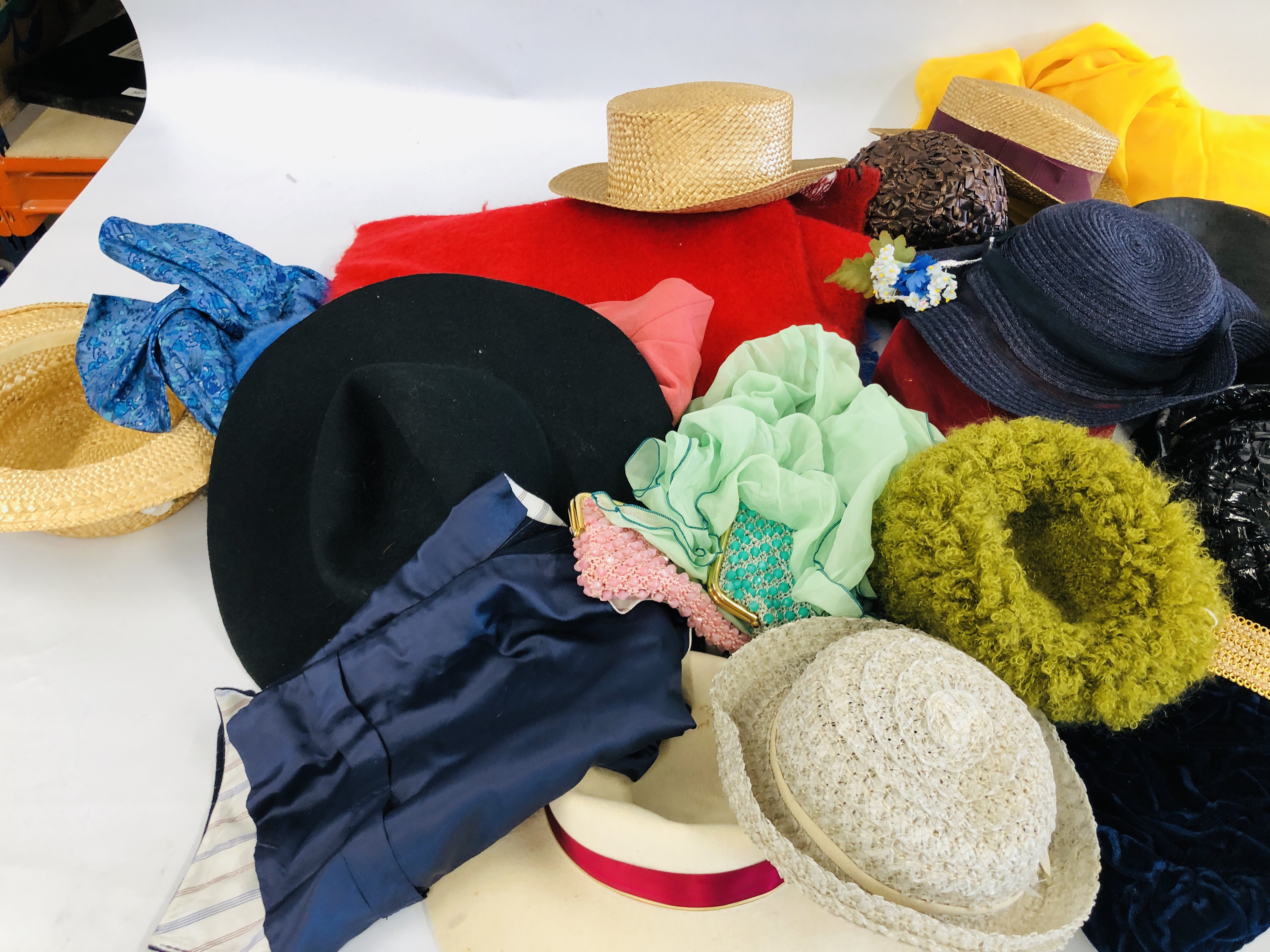 AN EXTENSIVE COLLECTION OF VINTAGE HATS IN TWO BOXES TO INCLUDE STRAW, FEATHER DECORATED ETC. - Image 8 of 8
