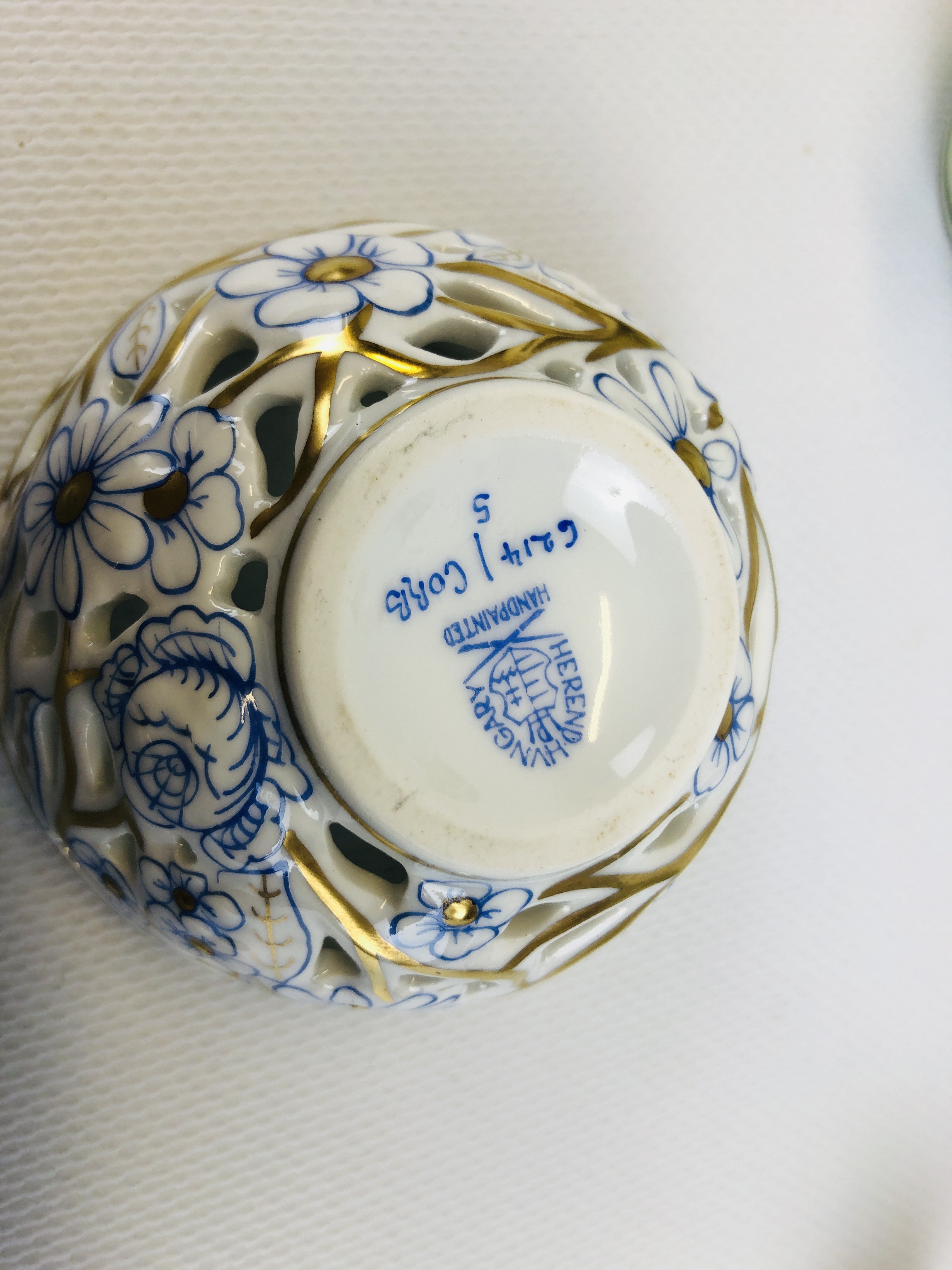 A GROUP OF CHINA & PORCELAIN CABINET COLLECTIBLES TO INCLUDE WADE, ROYAL OSBORNE MICE, - Image 5 of 10