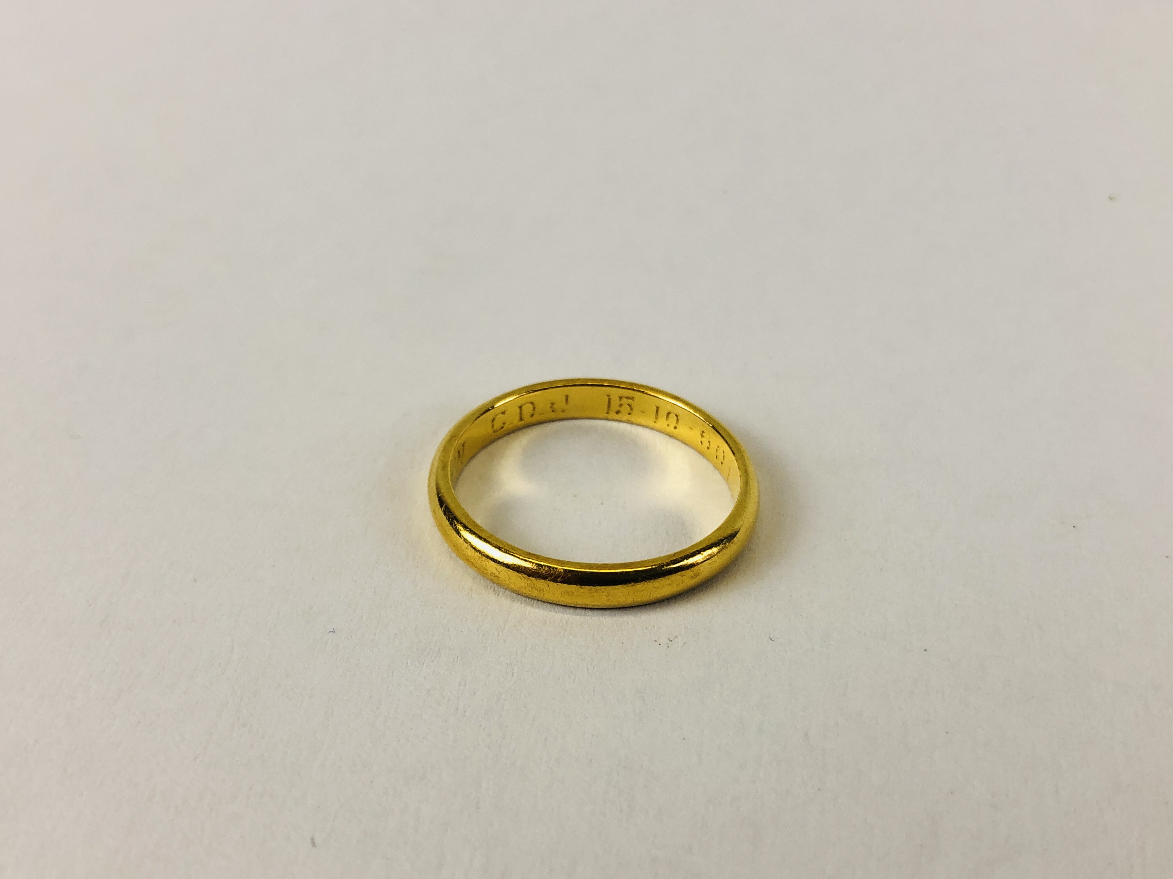 A 22CT GOLD WEDDING BAND. - Image 3 of 7