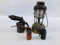A VINTAGE TILLY STYLE LAMP, 2 OIL CANS AND VINTAGE BLOW TORCH.
