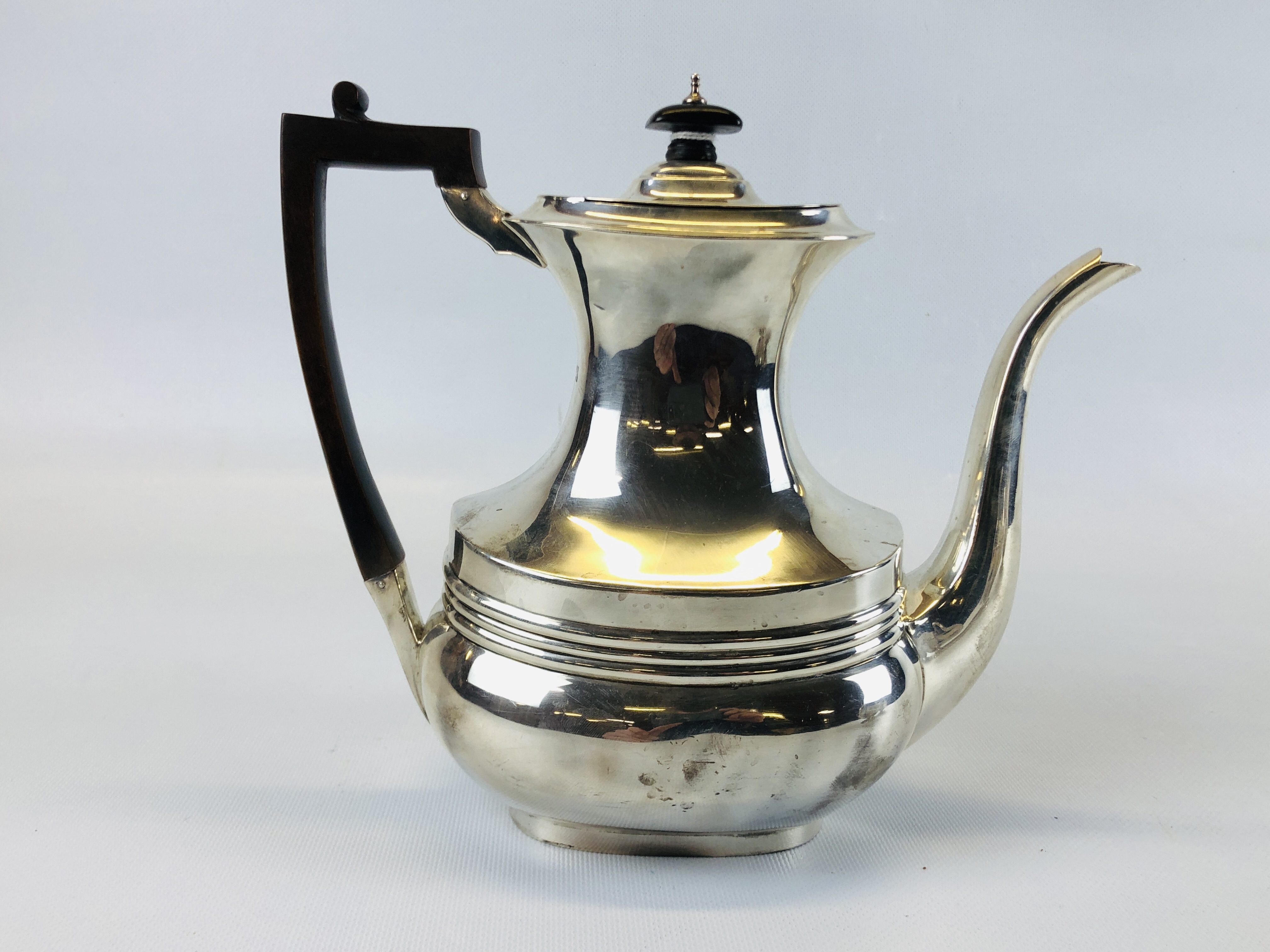 AN EDWARDIAN SILVER COFFEE POT, BARNARD, LON. 1904. - Image 2 of 15