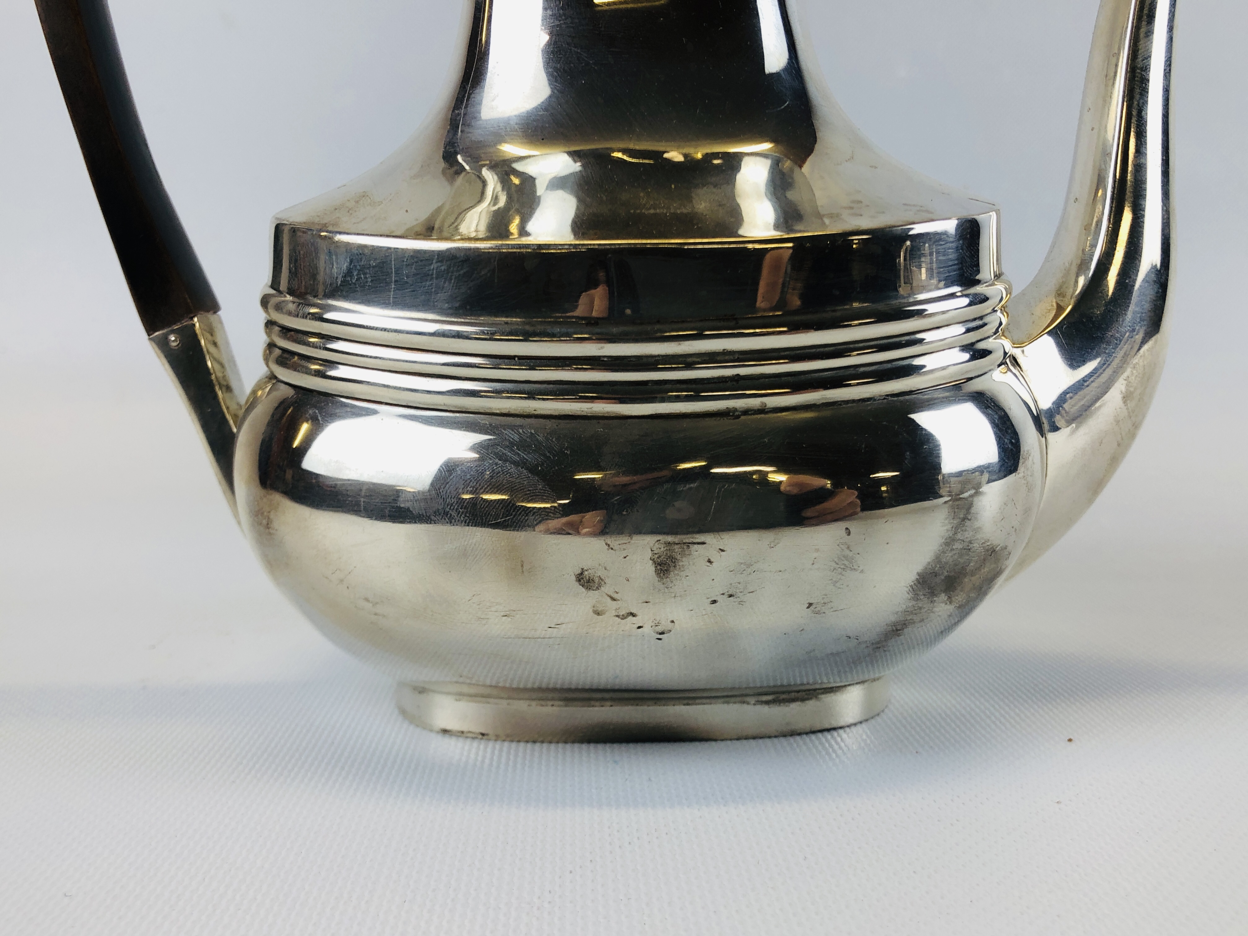 AN EDWARDIAN SILVER COFFEE POT, BARNARD, LON. 1904. - Image 6 of 15