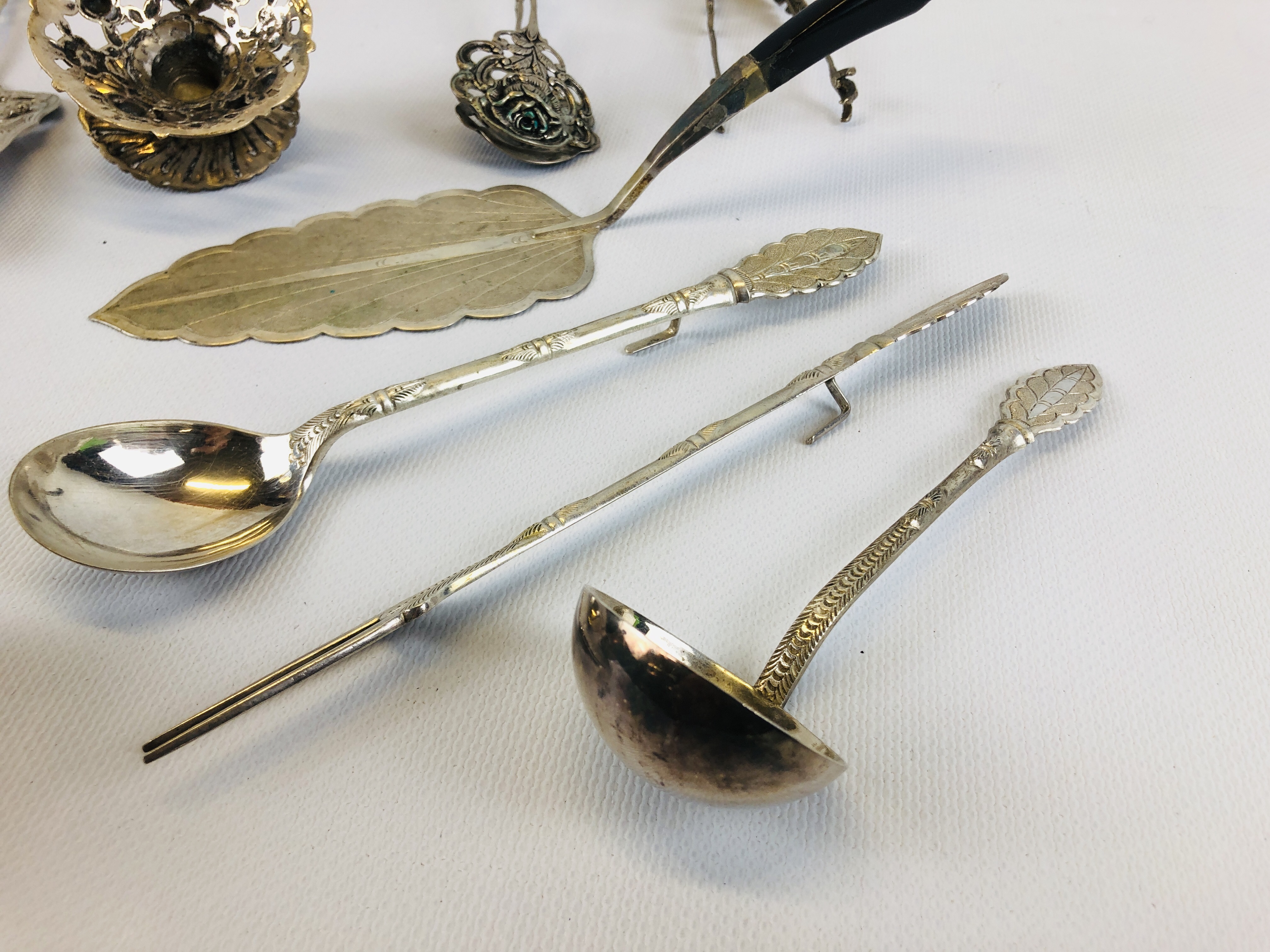 A GROUP OF ASSORTED CONTINENTAL WHITE METAL EXAMPLES TO INCLUDE A CANDLESTICK, SERVING SLICES, - Image 2 of 10