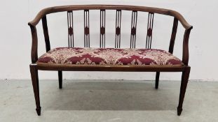 AN EDWARDIAN MAHOGANY AND INLAID 2 SEATER SOFA.