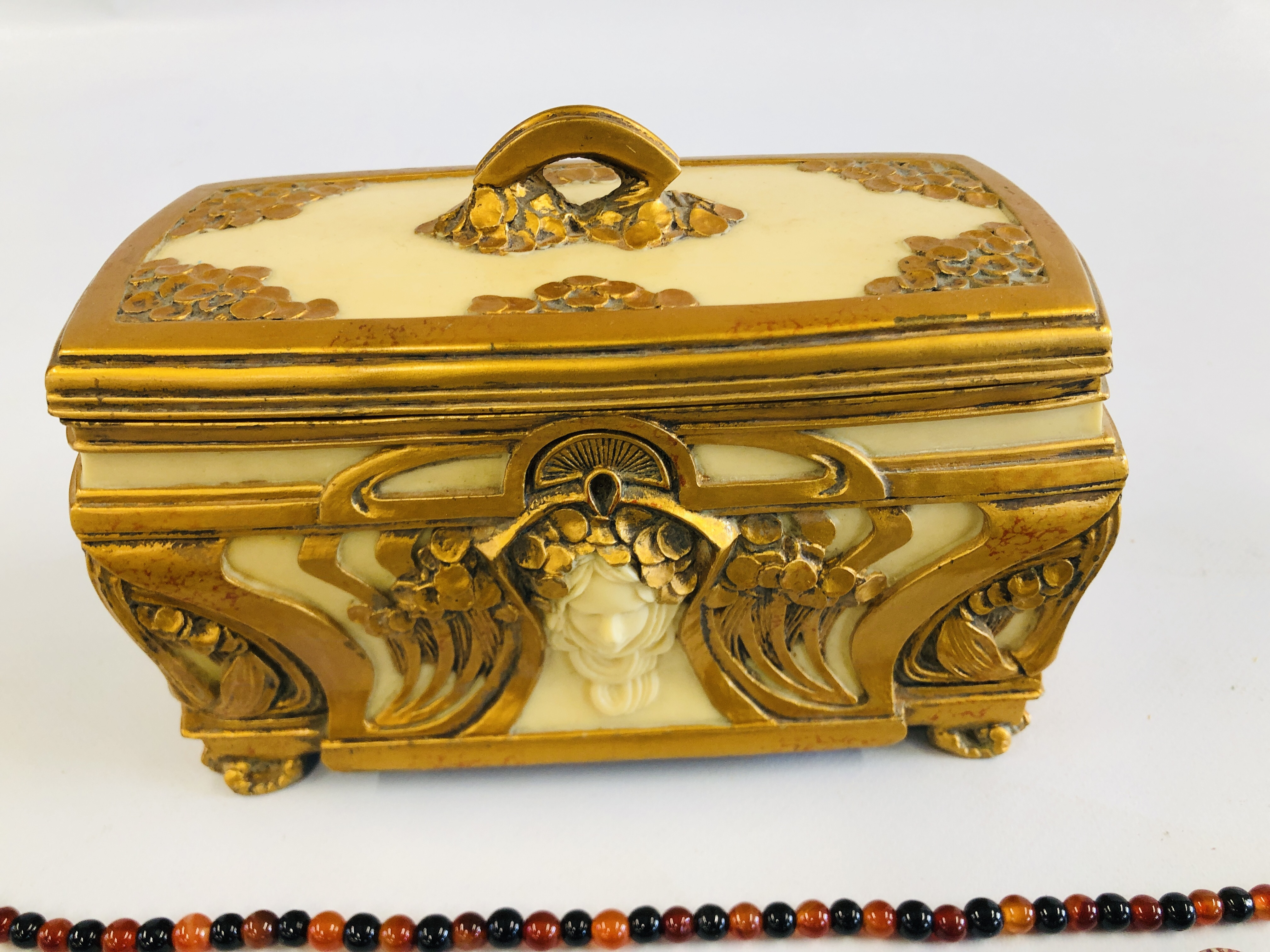 AN ELABORATE RESIN JEWELLERY BOX WITH BEADED NECKLACES ETC. TO INCLUDE RAW AMBER AND GLASS EXAMPLES. - Image 7 of 8