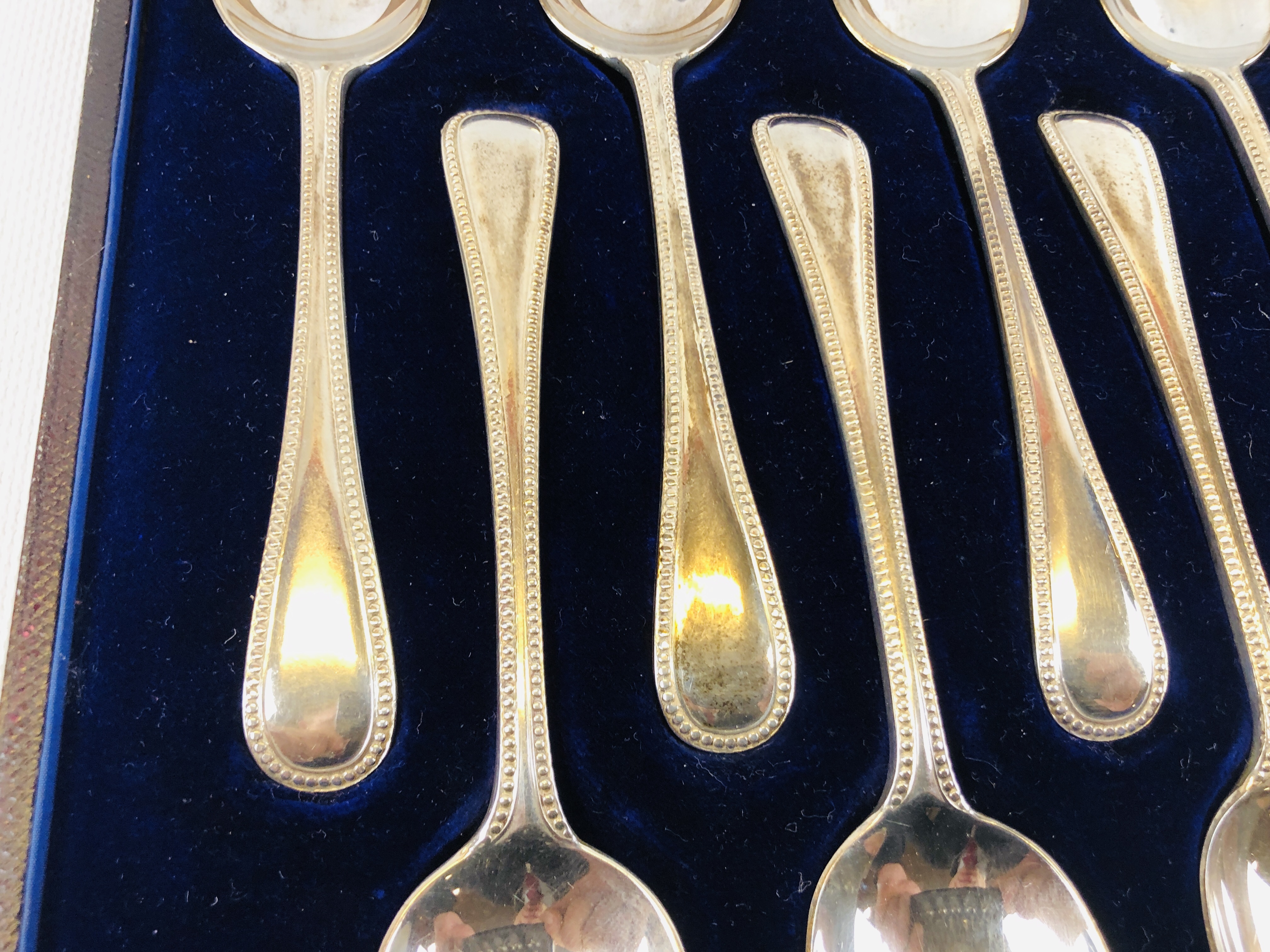 CASED SET OF 12 SILVER DESSERT SPOONS JACKSON AND FULLERTON LONDON 1965. - Image 2 of 10