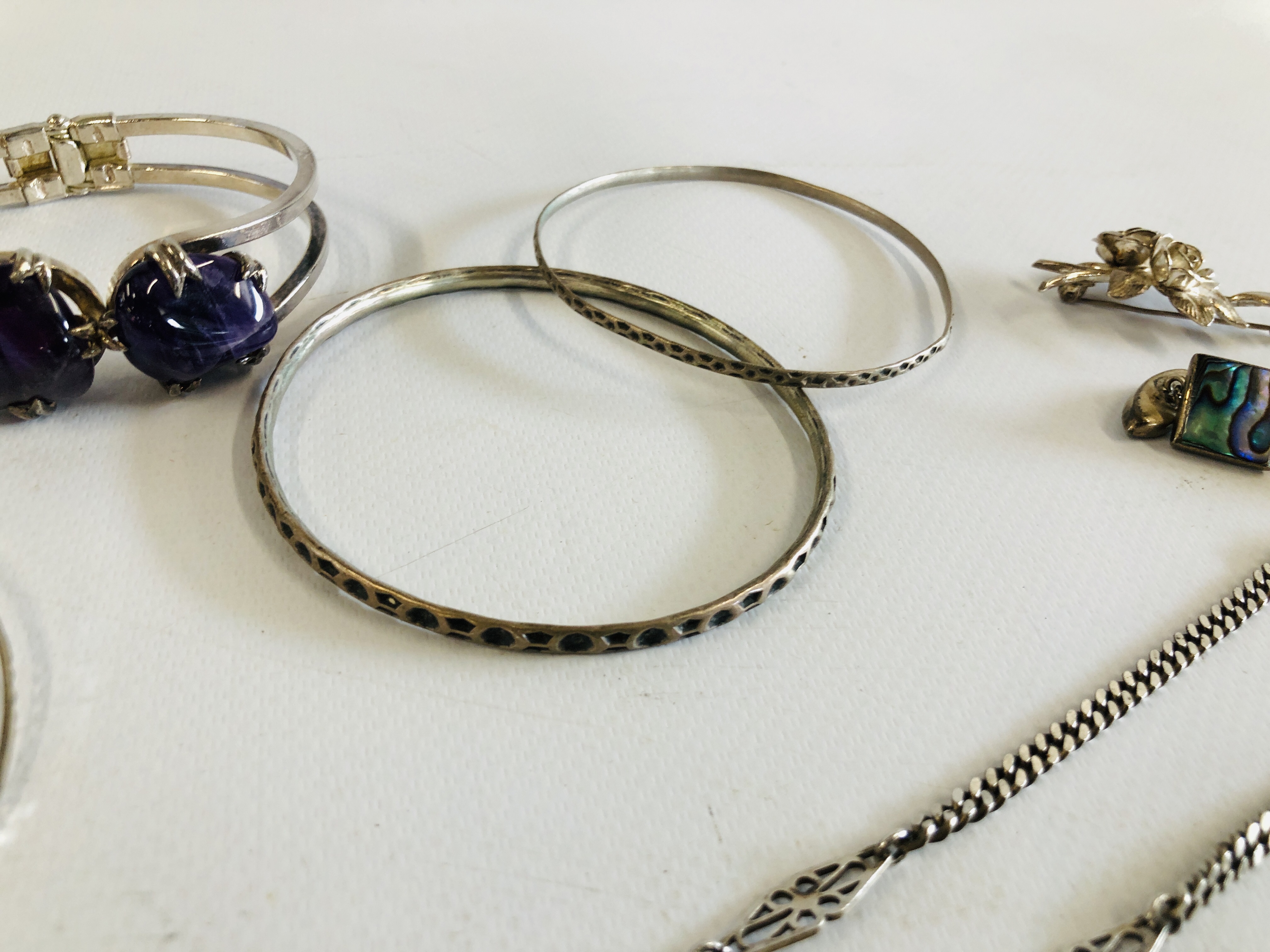 A GROUP OF ASSORTED WHITE METAL AND SILVER JEWELLERY BRACELETS, NECKLACES AND EARRINGS. - Image 7 of 12