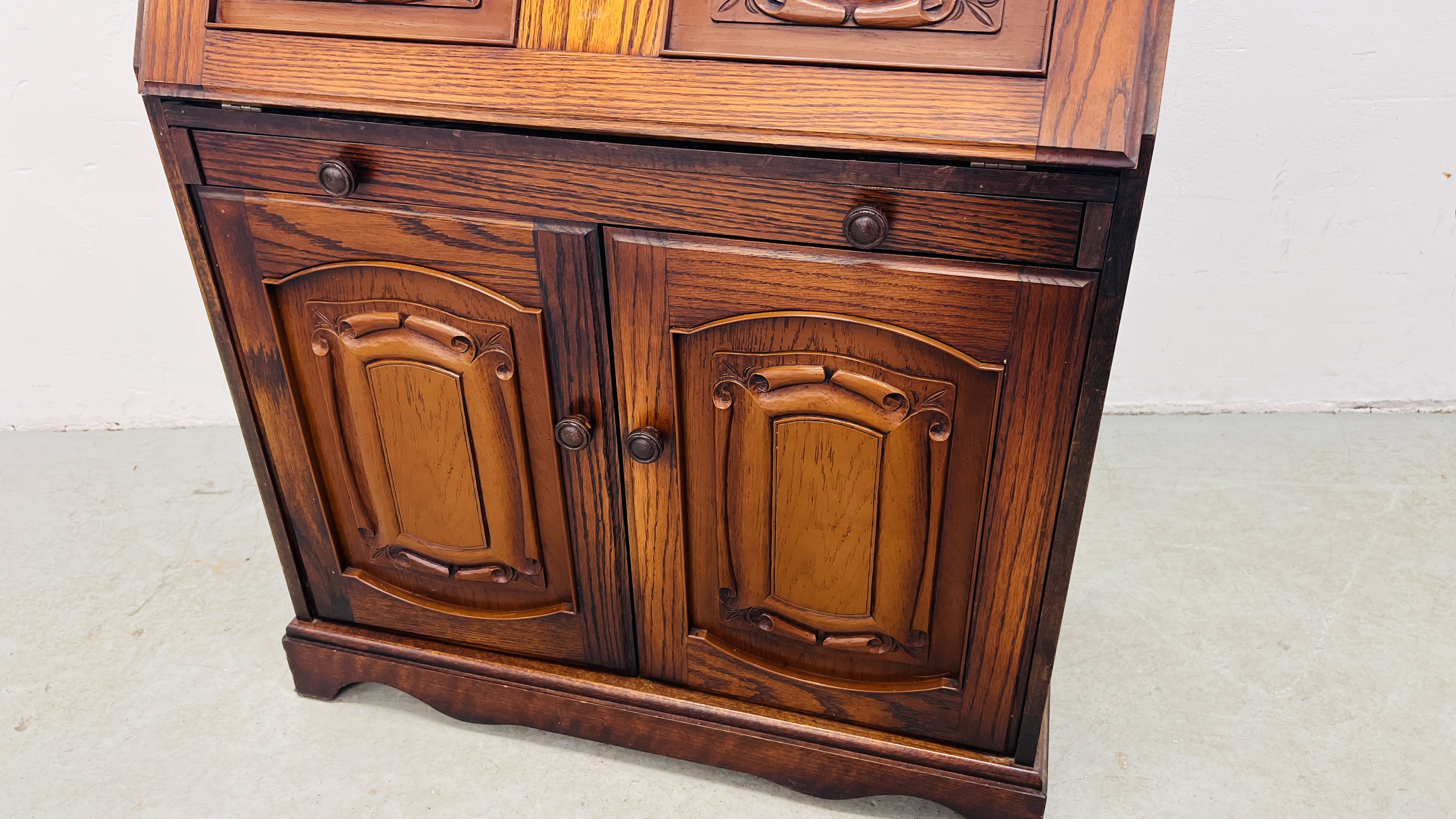 A MODERN FALLING FRONT OAK BUREAU WITH LINEN FOLD DETAIL W 86CM X D 46CM. - Image 3 of 7