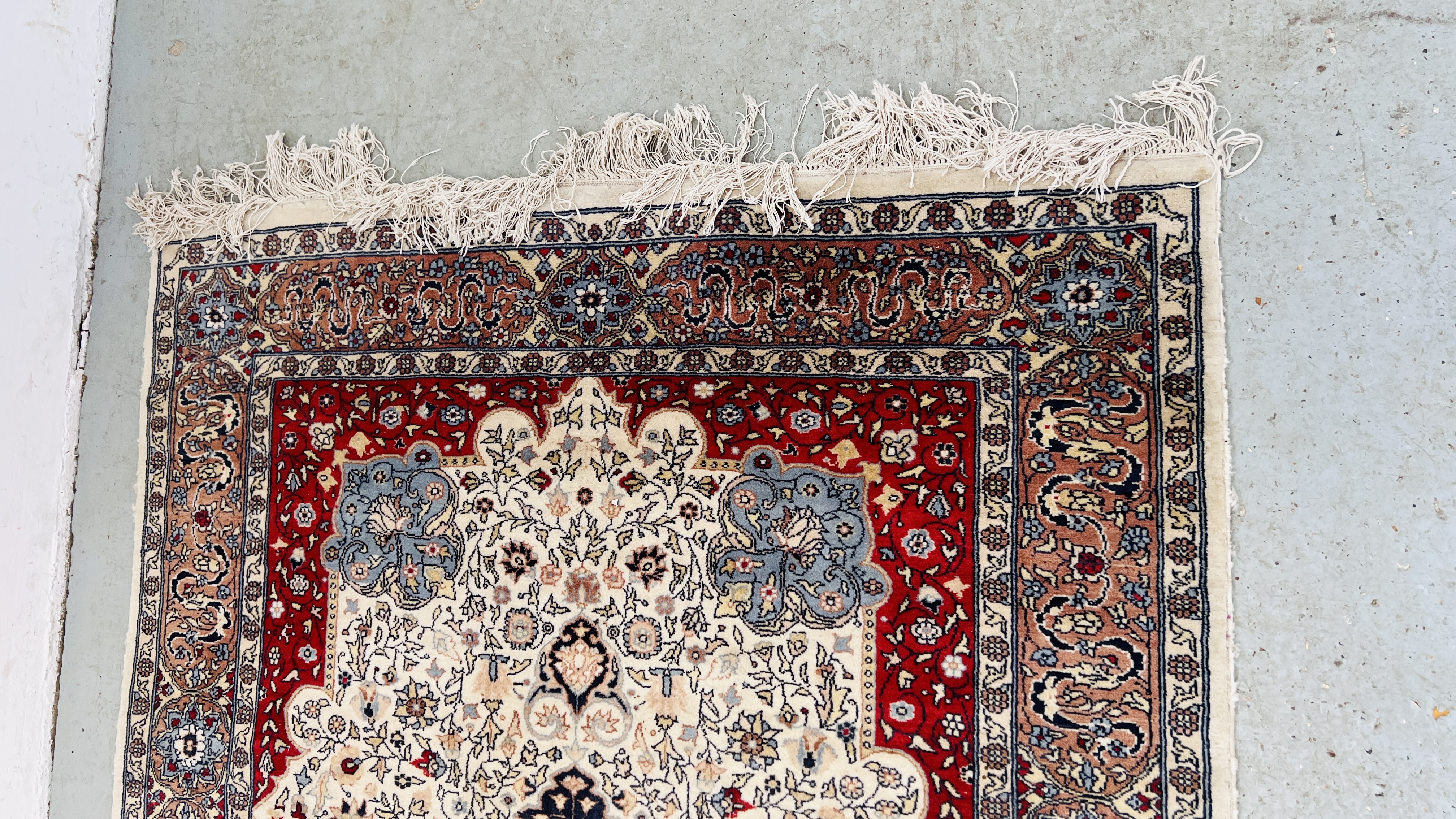 A TRADITIONAL PERSIAN RUG, THE CENTRAL MEDALLION ON AN IVORY FIELD 180 X 125CM. - Image 4 of 6