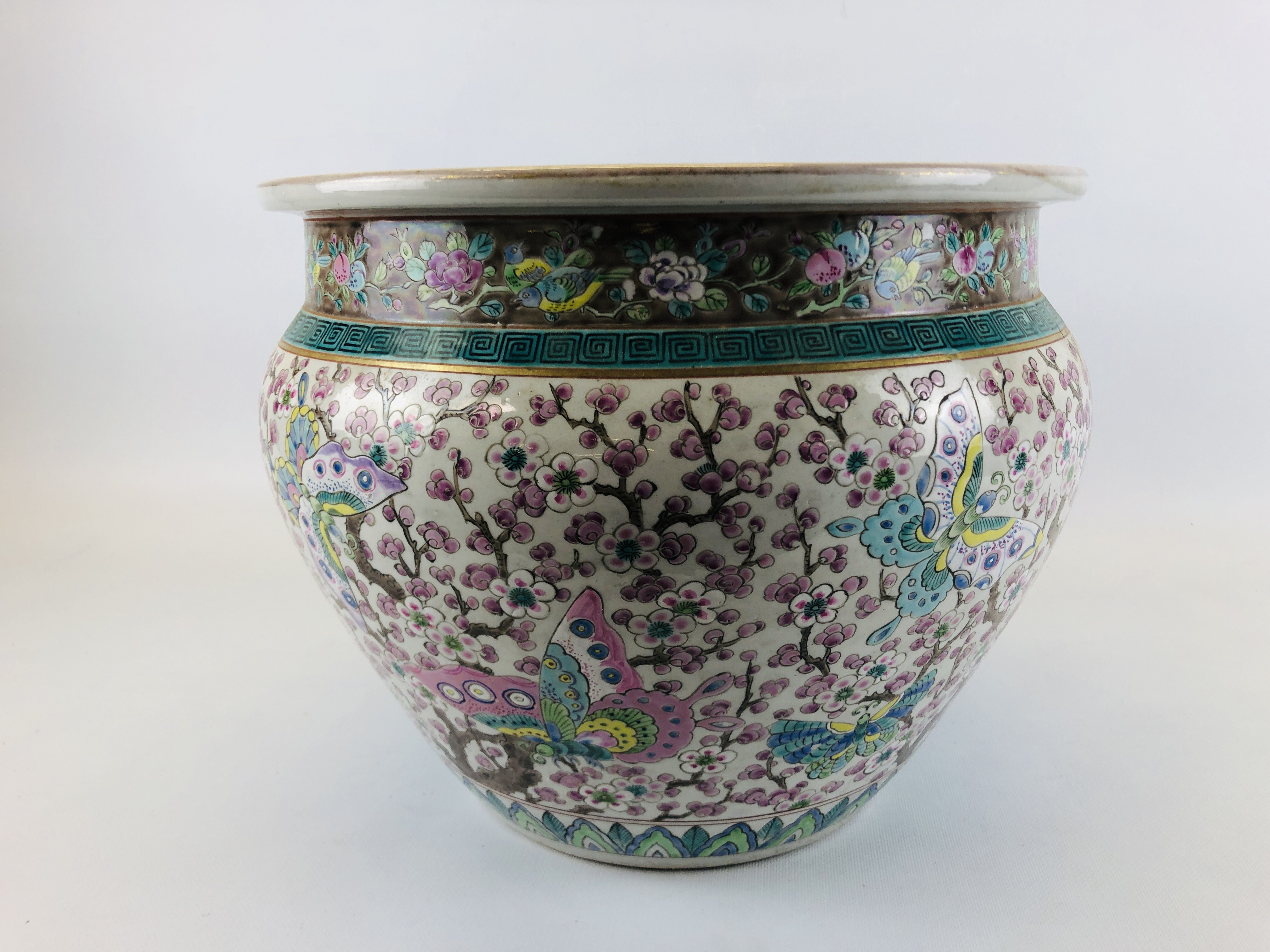 A LARGE ORIENTAL JARDENIERE / PLANTER DECORATED WITH BUTTERFLIES AND BLOSSOM - H 31CM X DIAMETER - Image 3 of 4