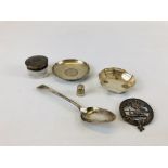 A GROUP OF VINTAGE SILVER TO INCLUDE 2 DISHES, THIMBLE BIRMINGHAM ASSAY,