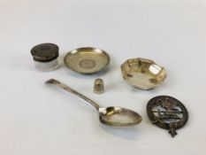 A GROUP OF VINTAGE SILVER TO INCLUDE 2 DISHES, THIMBLE BIRMINGHAM ASSAY,