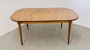 AN OAK FINISH RECTANGULAR KITCHEN DINING TABLE, 152 X 83CM.