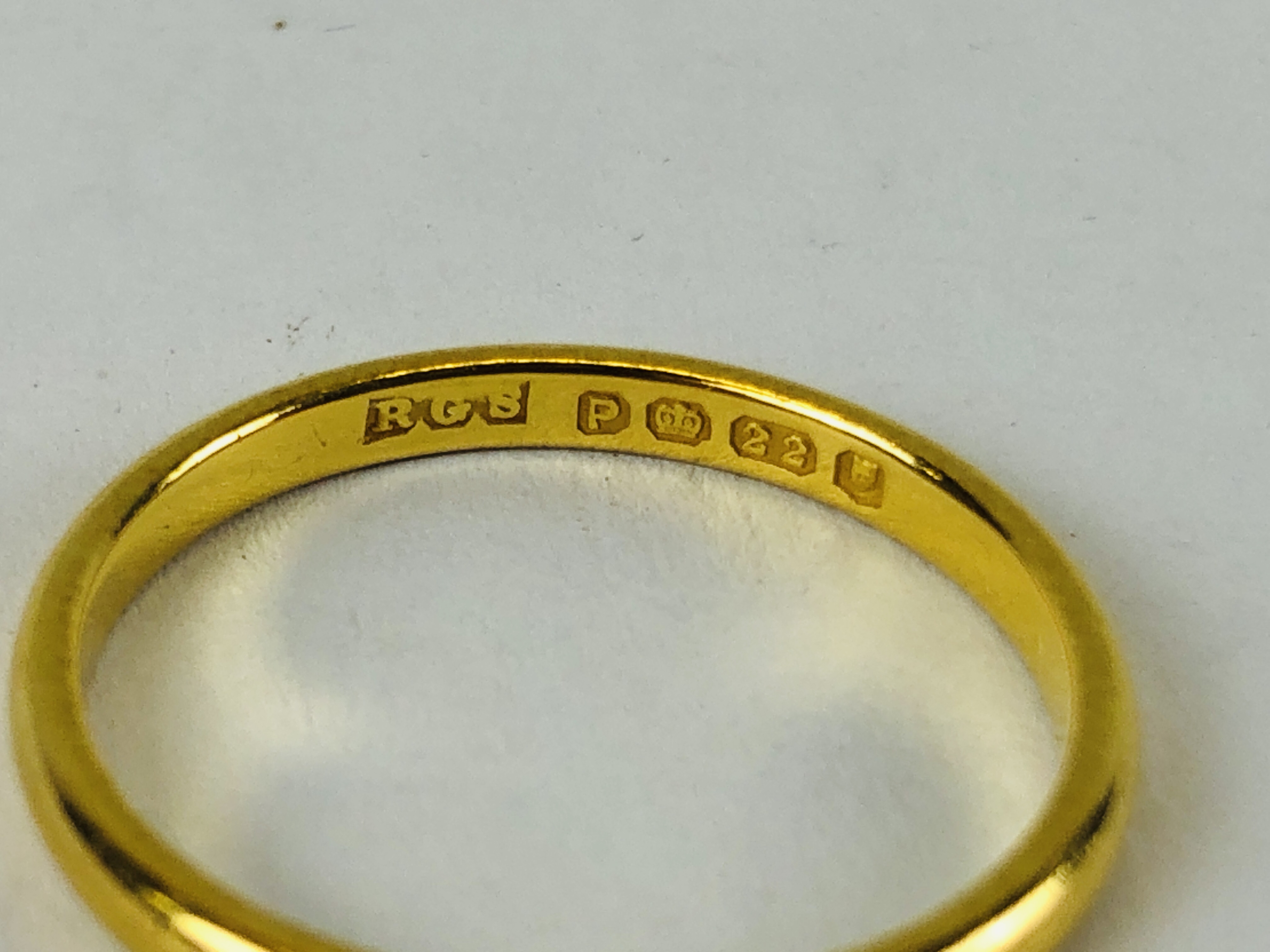 A 22CT GOLD WEDDING BAND. - Image 3 of 7