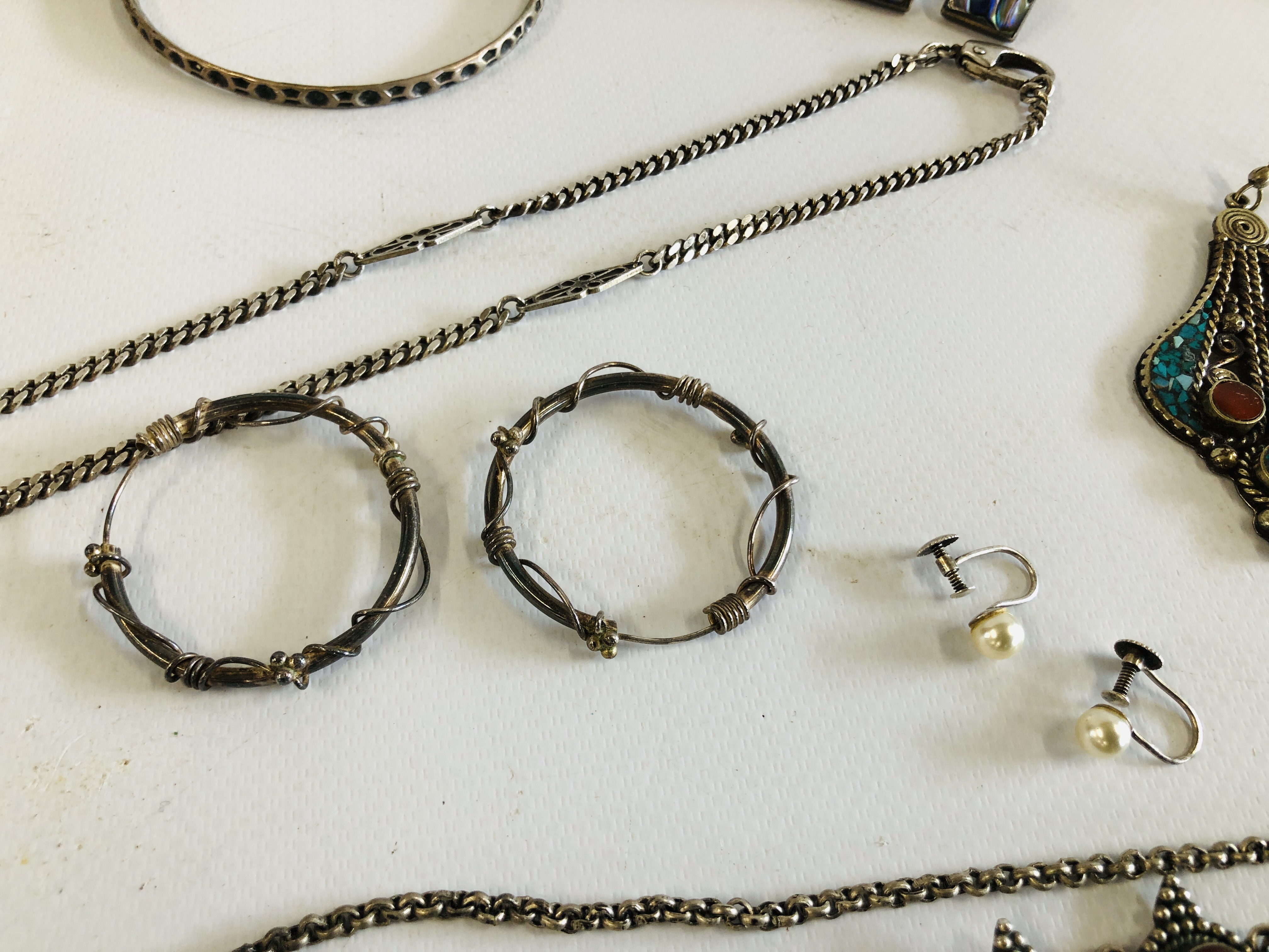 A GROUP OF ASSORTED WHITE METAL AND SILVER JEWELLERY BRACELETS, NECKLACES AND EARRINGS. - Image 9 of 12