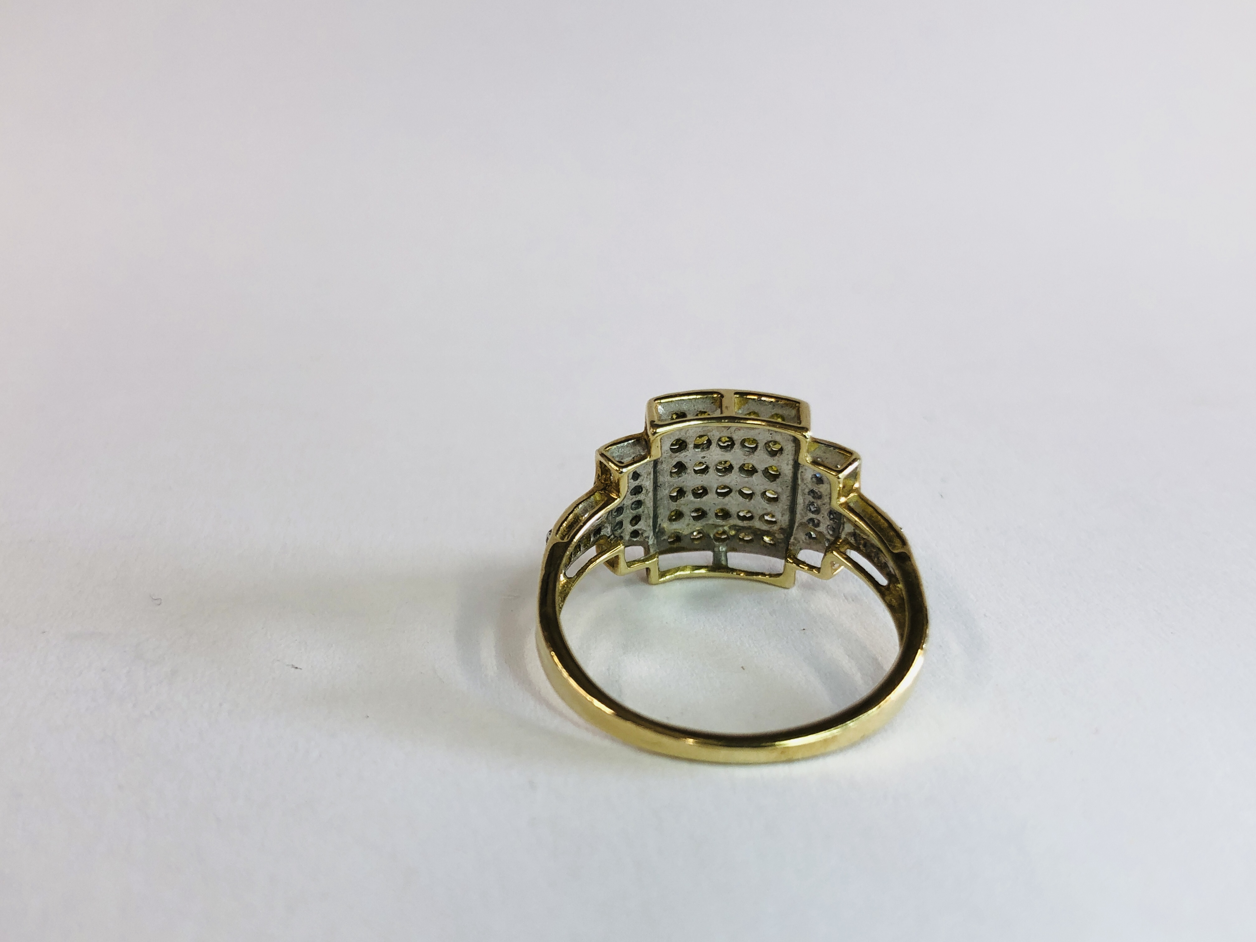 AN UNUSUAL DESIGNER 9CT GOLD RING SET WITH CENTRAL YELLOW DIAMONDS AND WHITE DIAMOND SHOULDERS. - Image 3 of 9