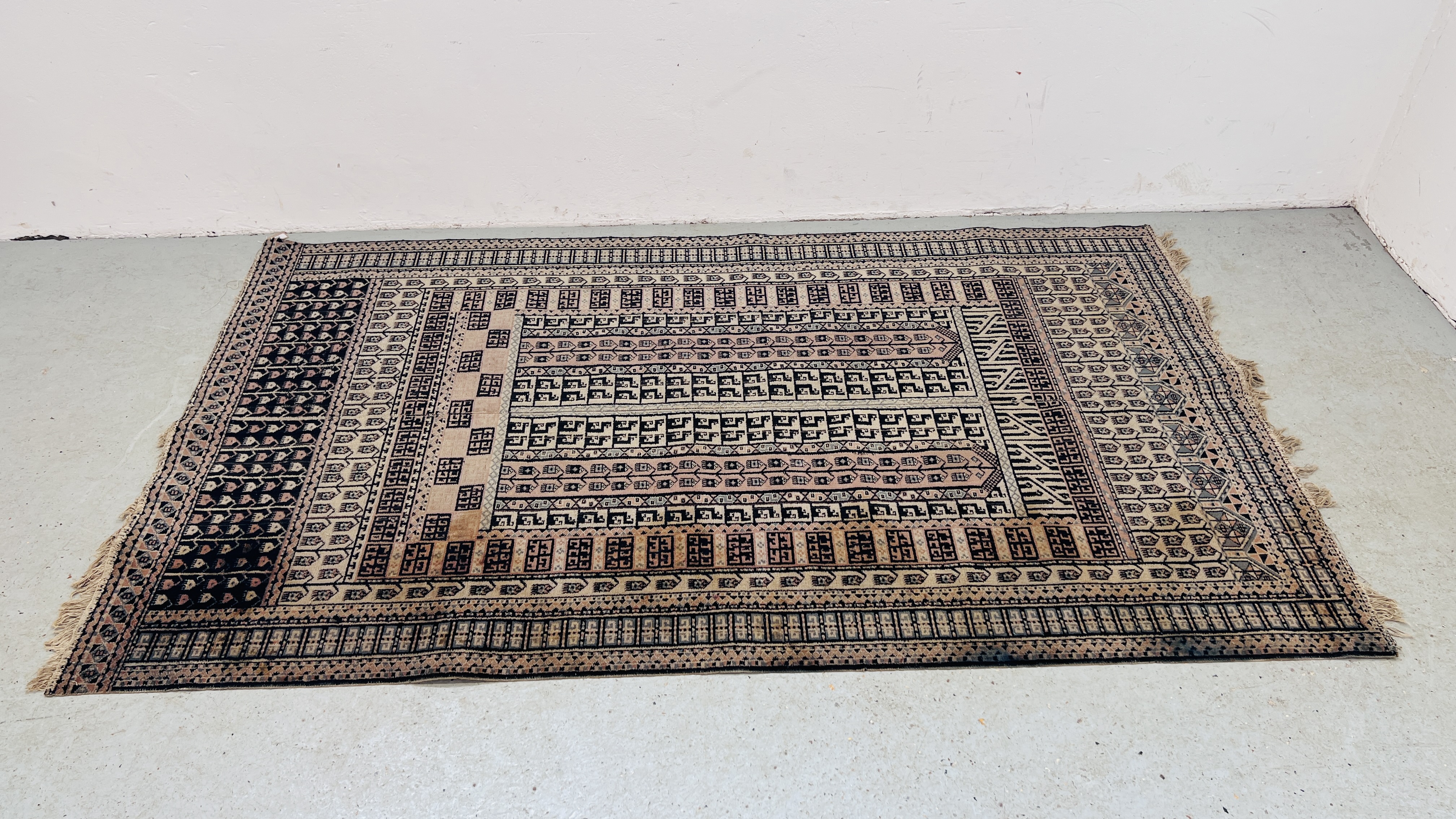 A TRADITIONAL ORIENTAL RUG BLACK / BEIGE DESIGN,