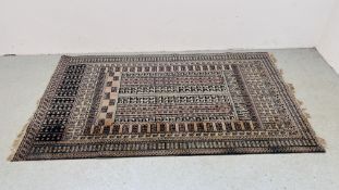 A TRADITIONAL ORIENTAL RUG BLACK / BEIGE DESIGN,