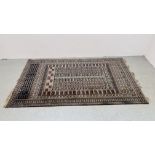 A TRADITIONAL ORIENTAL RUG BLACK / BEIGE DESIGN,