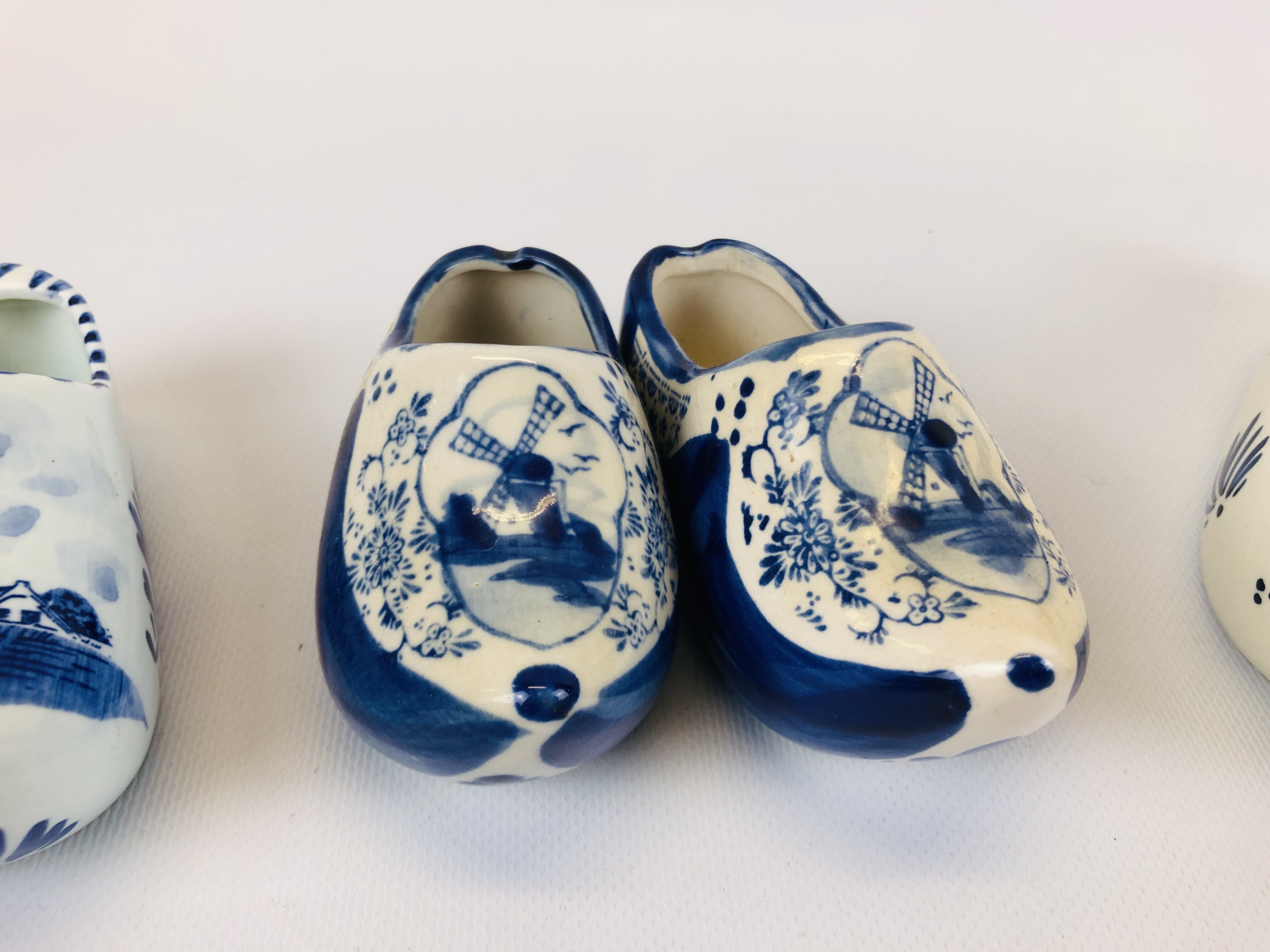 A GROUP OF ASSORTED DELFT CLOGS TO INCLUDE SOME PAIRS. - Image 9 of 10