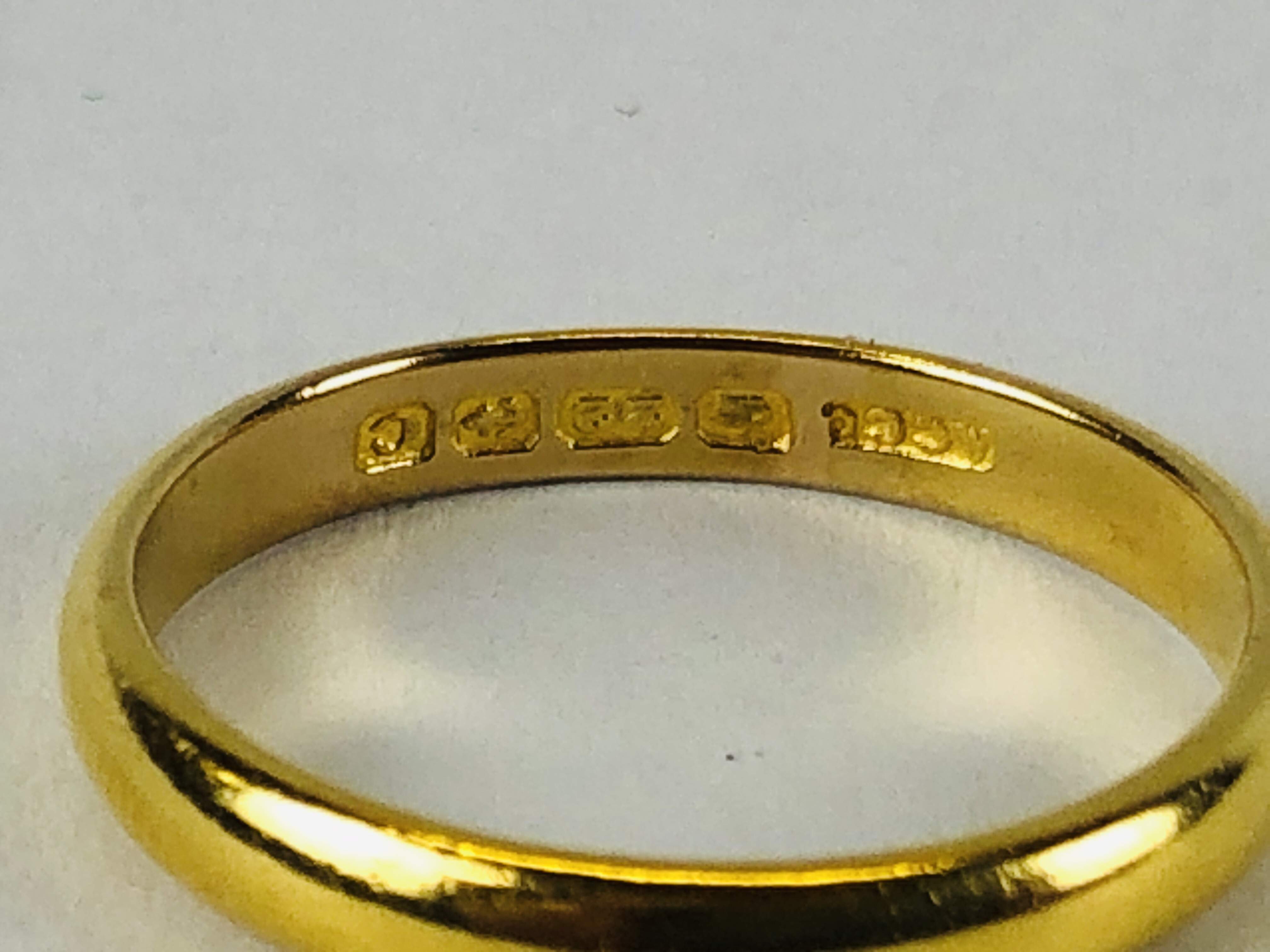 A 22CT GOLD WEDDING BAND. - Image 4 of 6