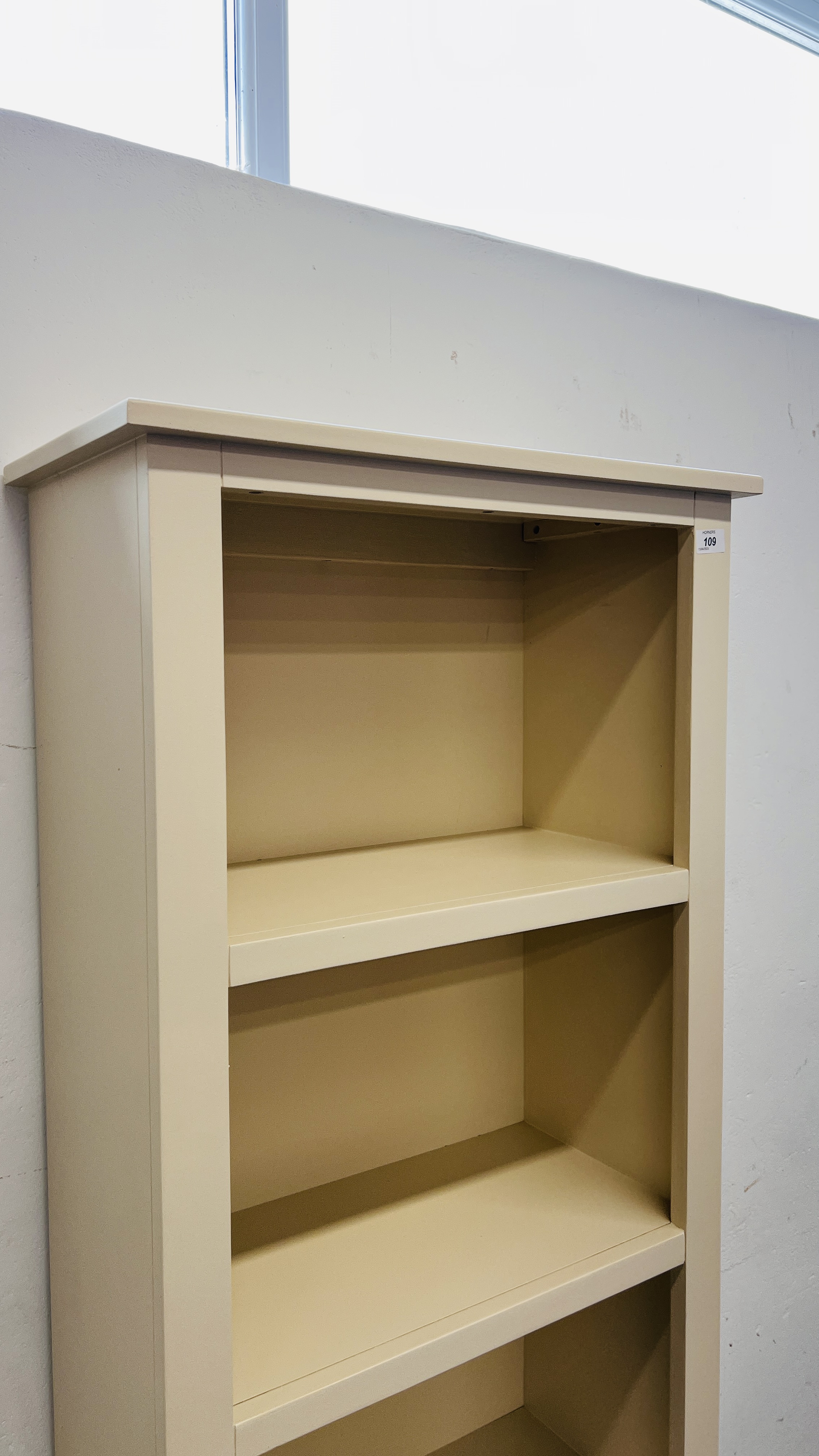 MODERN WHITE FINISH FULL HEIGHT OPEN BOOKSHELF WITH BASKET DRAWER TO BASE - W 60CM X D 30CM X H - Image 4 of 6