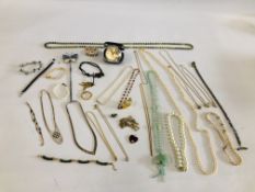 A BASKET OF ASSORTED COSTUME JEWELLERY TO INCLUDE SIMULATED PEARLS,