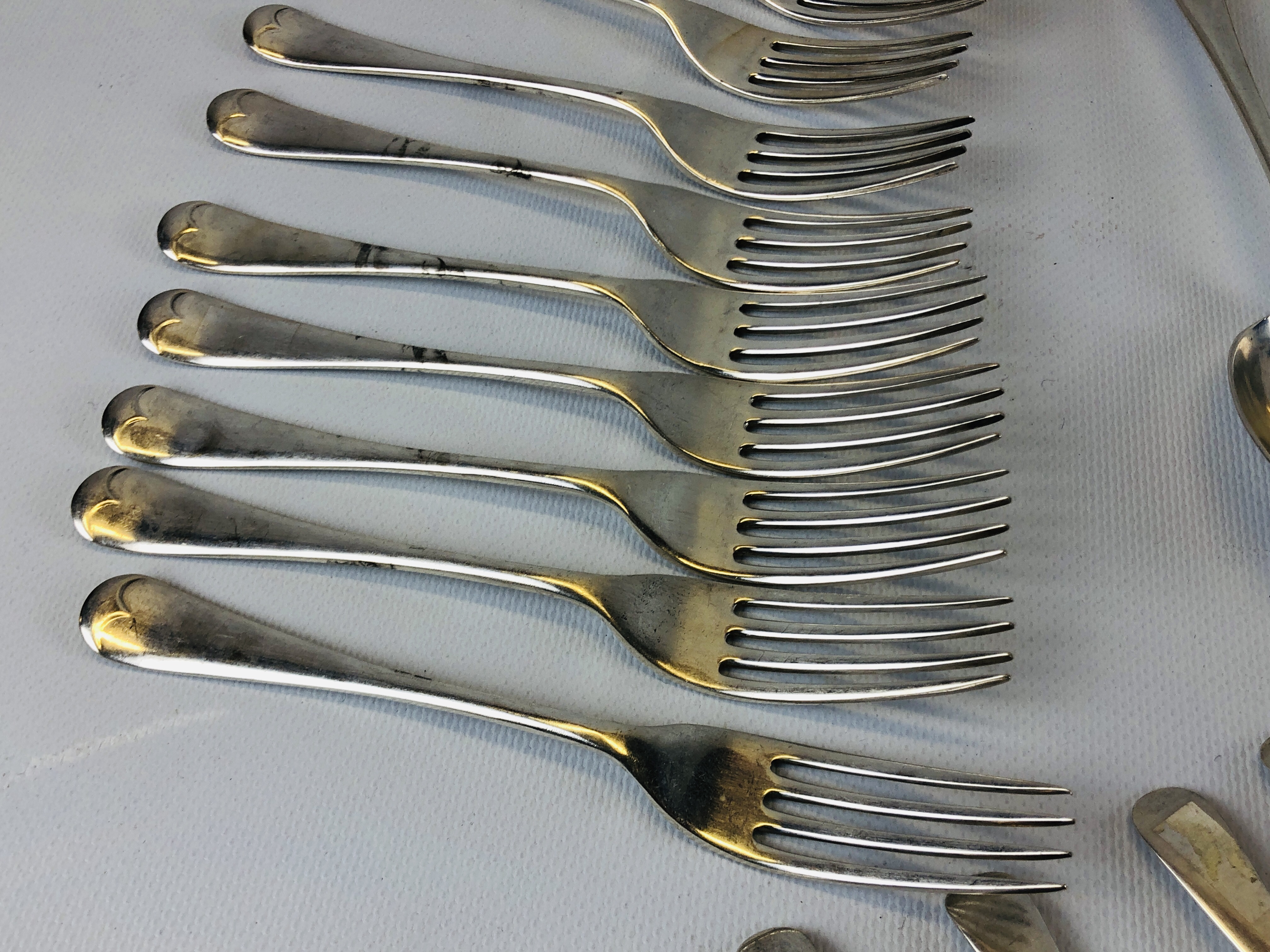 AN OLD ENGLISH PATTERN SILVER CANTEEN: 12 SERVING SPOONS, 12 DESSERT SPOONS, 12 TABLE FORKS, - Image 4 of 15