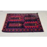 A TRADITIONAL ORIENTAL RUG WITH STYLIZED TOWERS BLUE / RED DESIGN 155 X 96CM.