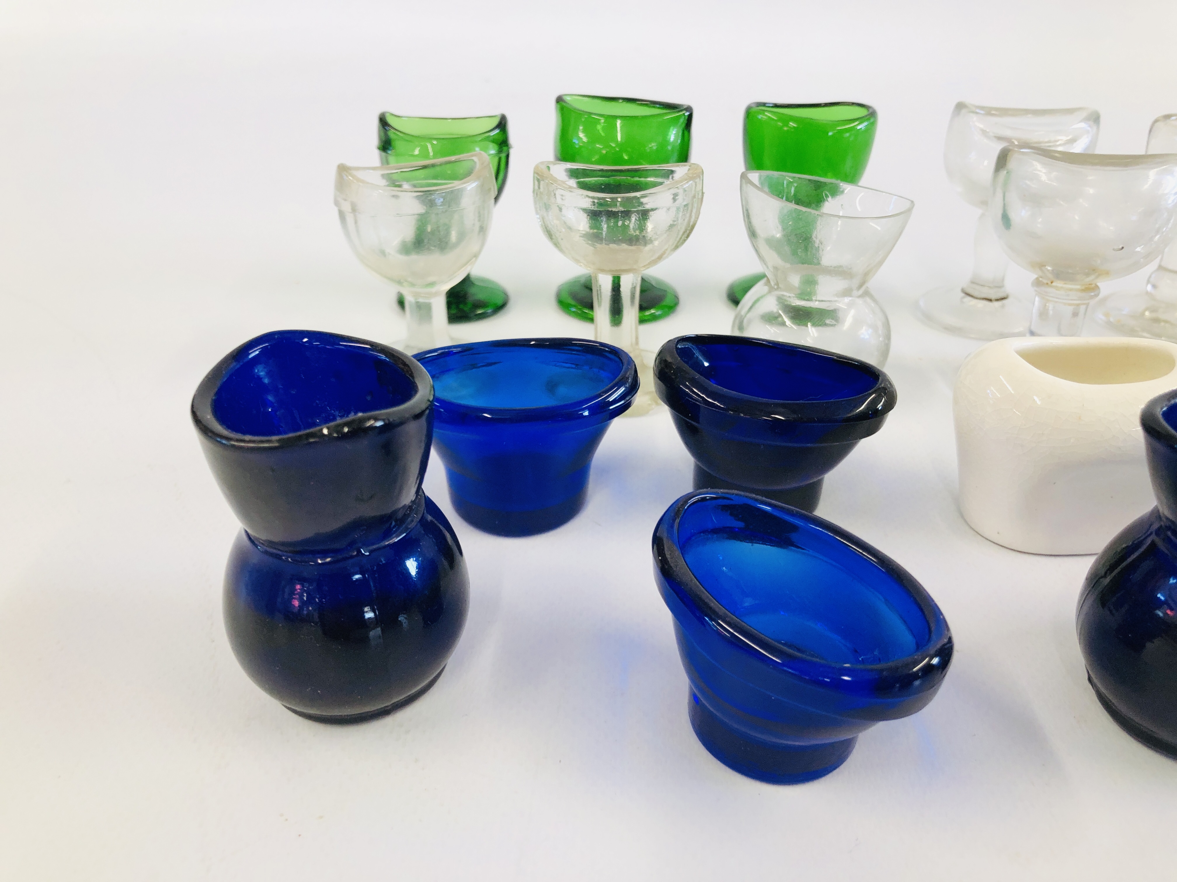 A COLLECTION OF MAINLY VINTAGE GLASS EYE BATHS TO INCLUDE CLEAR GLASS ALONG WITH BLUE AND GREEN - Image 2 of 8