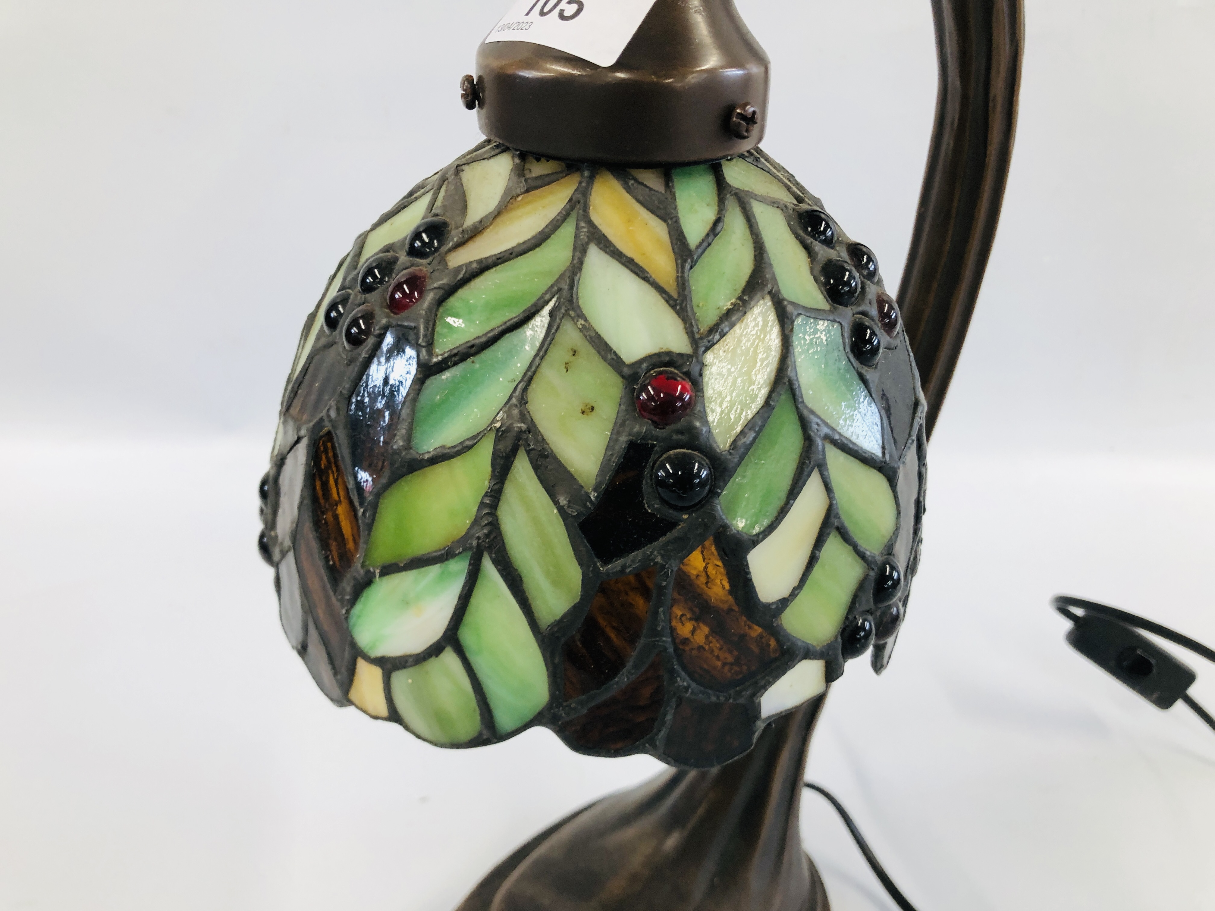 A MODERN TIFFANY STYLE TABLE LAMP - SOLD AS SEEN. - Image 2 of 4