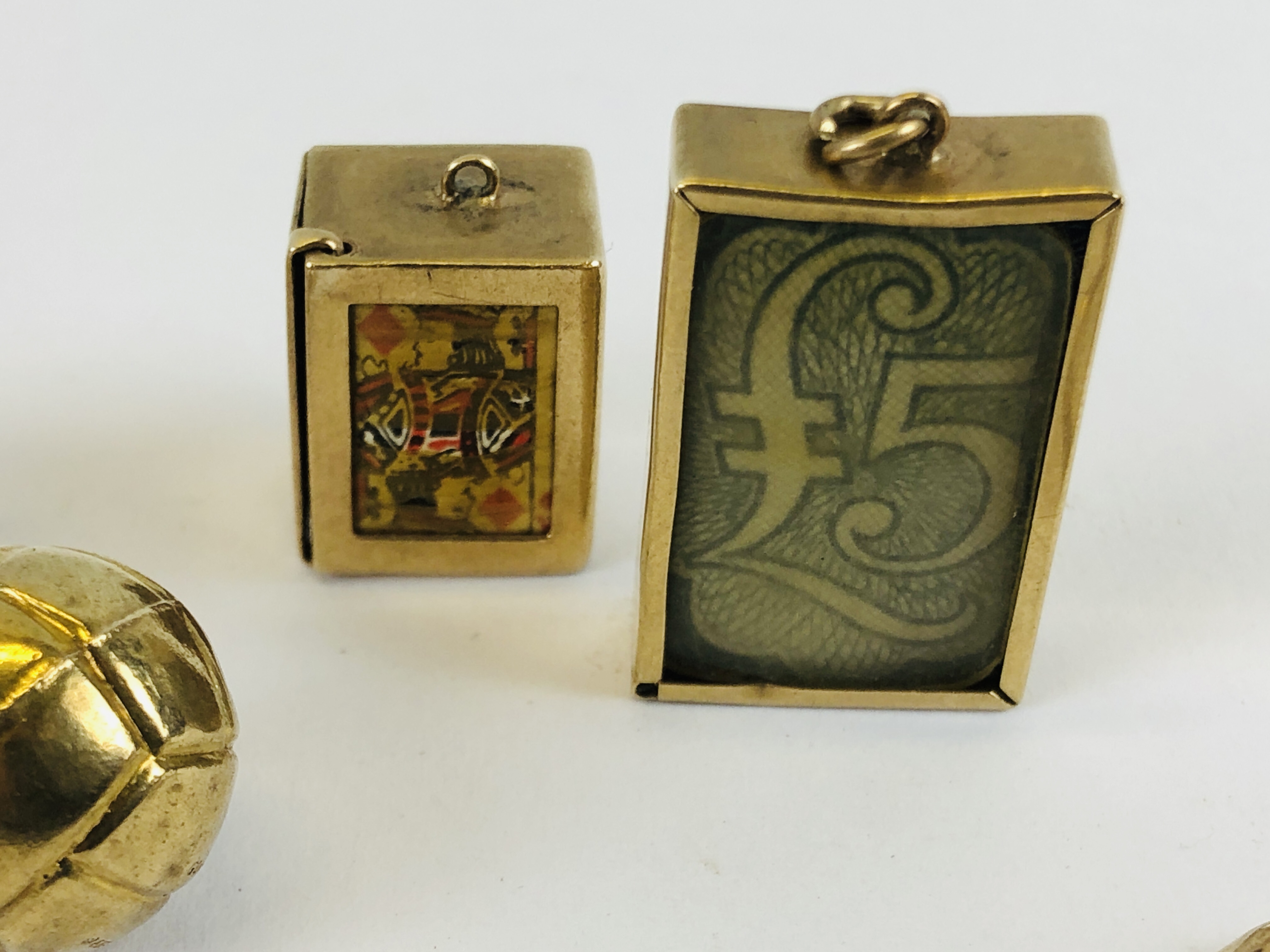 A COLLECTION OF 5 ASSORTED 9CT GOLD CHARMS - Image 4 of 10