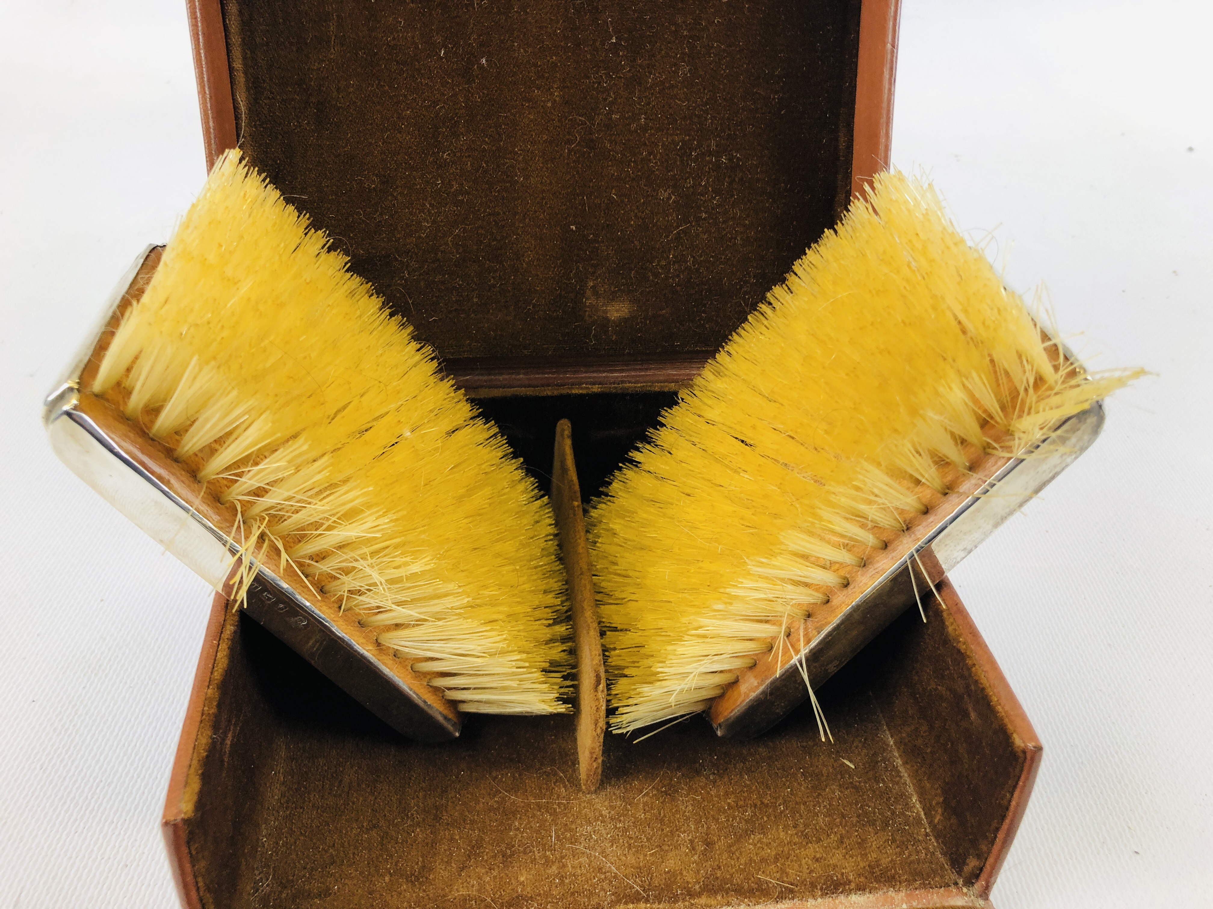 SILVER BACKED BRUSH AND COMB SET IN TAN LEATHER TRAVELLING CASE. - Image 5 of 5