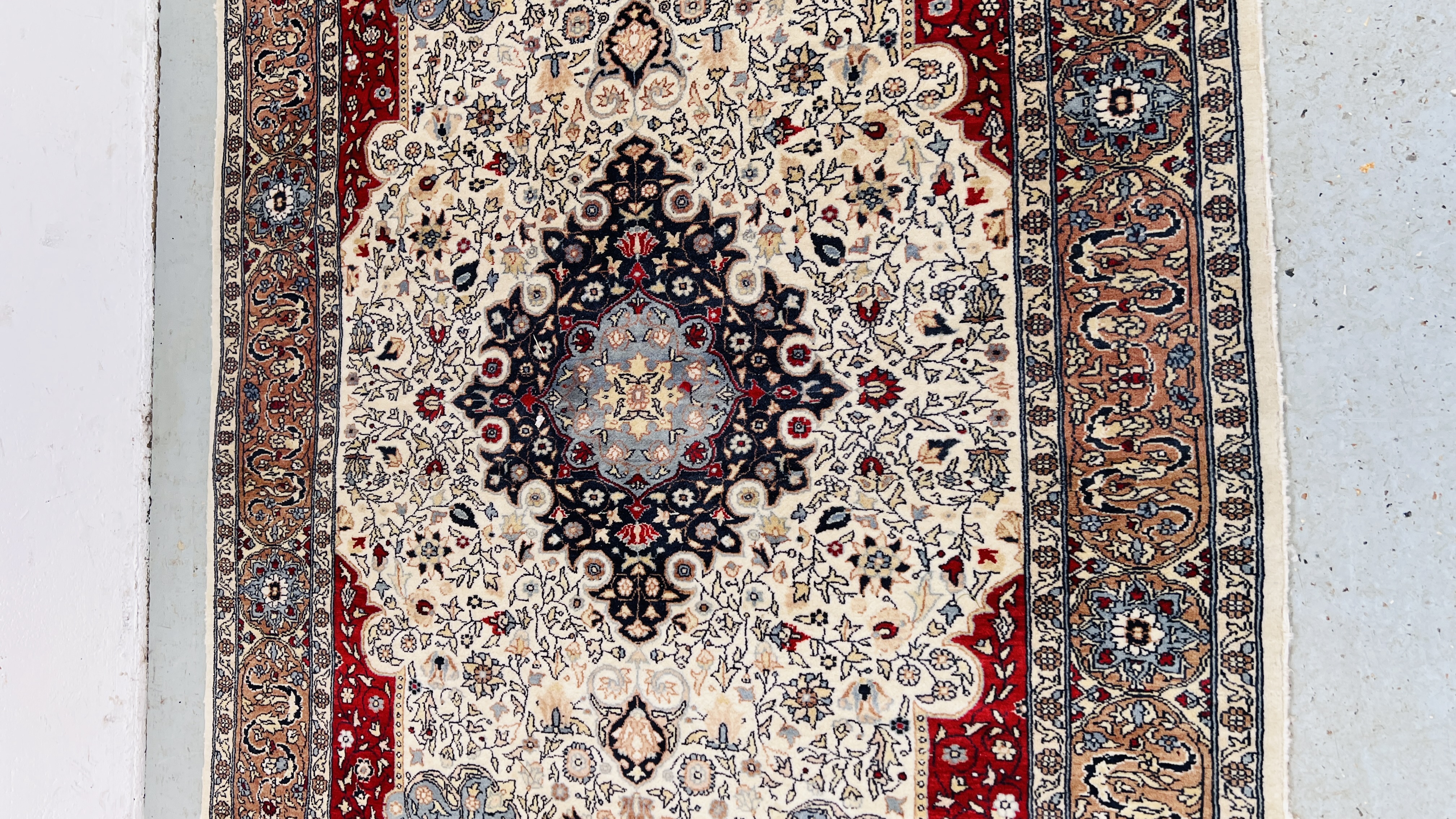 A TRADITIONAL PERSIAN RUG, THE CENTRAL MEDALLION ON AN IVORY FIELD 180 X 125CM. - Image 3 of 6