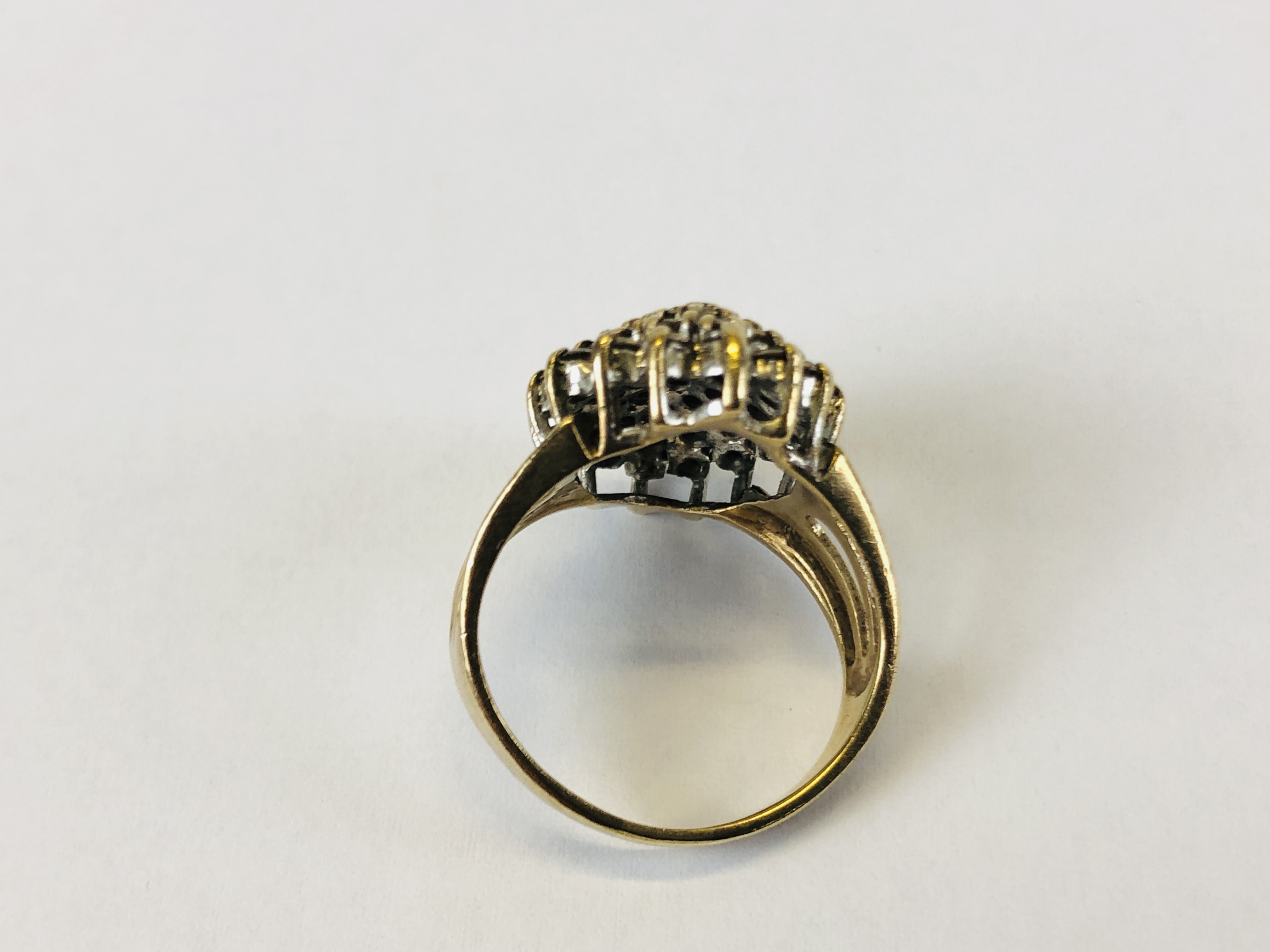 A MULTI STONE DIAMOND RING, - Image 4 of 7