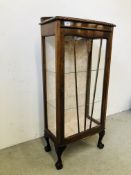 A 1940'S OAK GLAZED DISPLAY CABINET WITH TWO GLASS SHELVES.